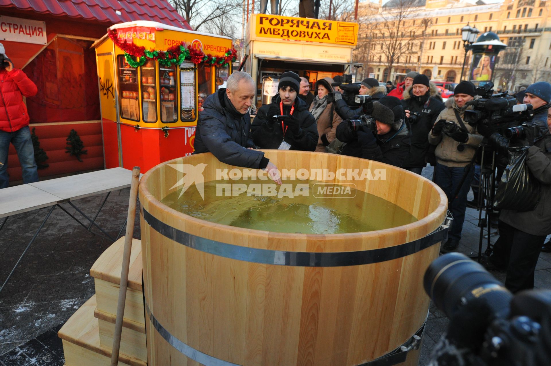 На Крещение на площади Революции установили деревянную купель. 19 января 2012 года