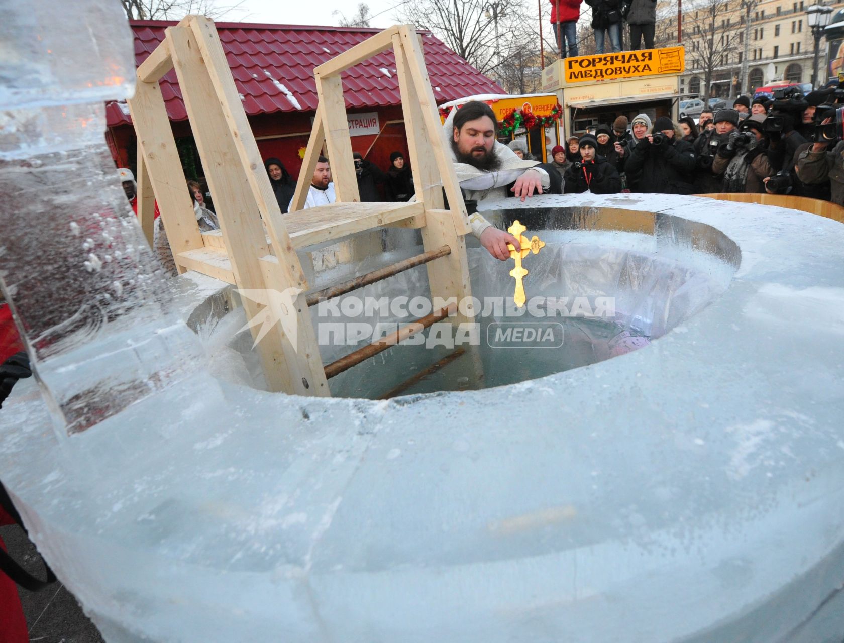 На Крещение на площади Революции установили  купель. 19 января 2012 года