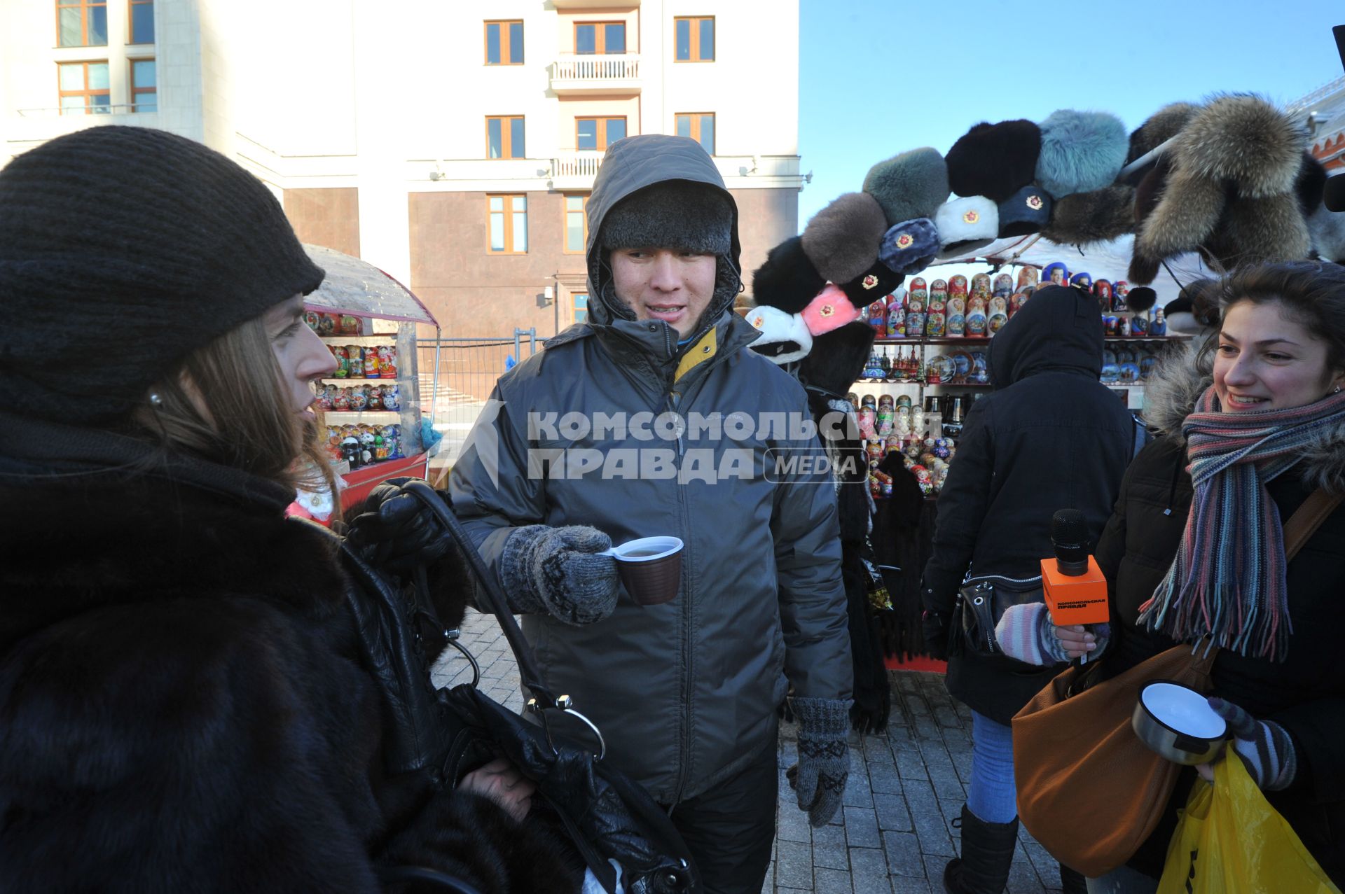 Зима. Люди пьют горячий чай из термоса  в морозную погоду. 24 января 2012 года.