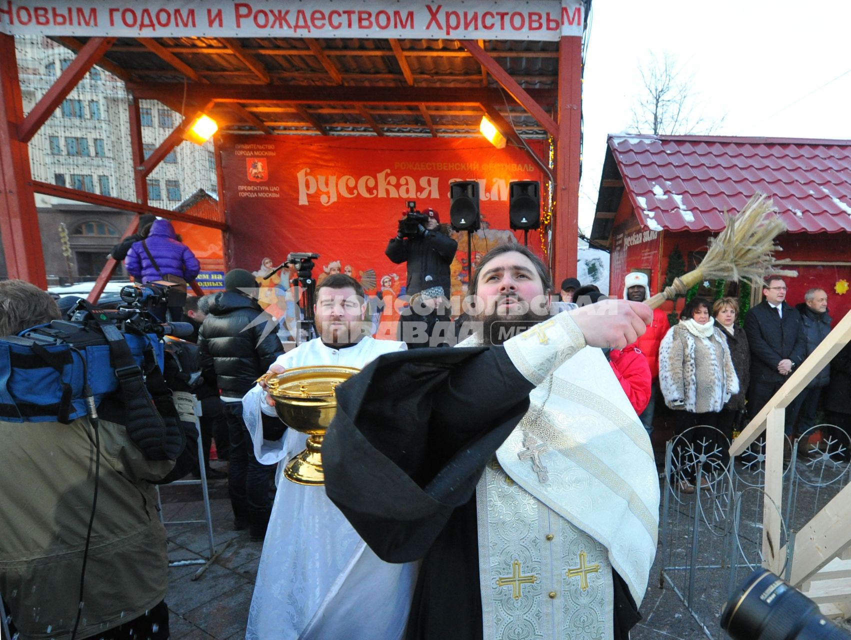 Рождество христово. Священник с кропилом. 19 января 2012 года