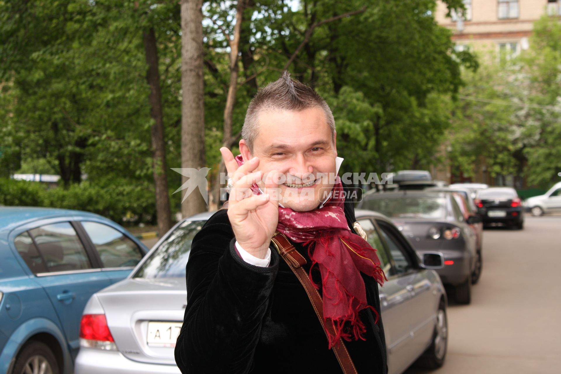 Историк моды, декоратор интерьеров, театральный художник, ведущий программы МОДНЫЙ ПРИГОВОР Александр Васильев в КП. 15 мая 2009 года.