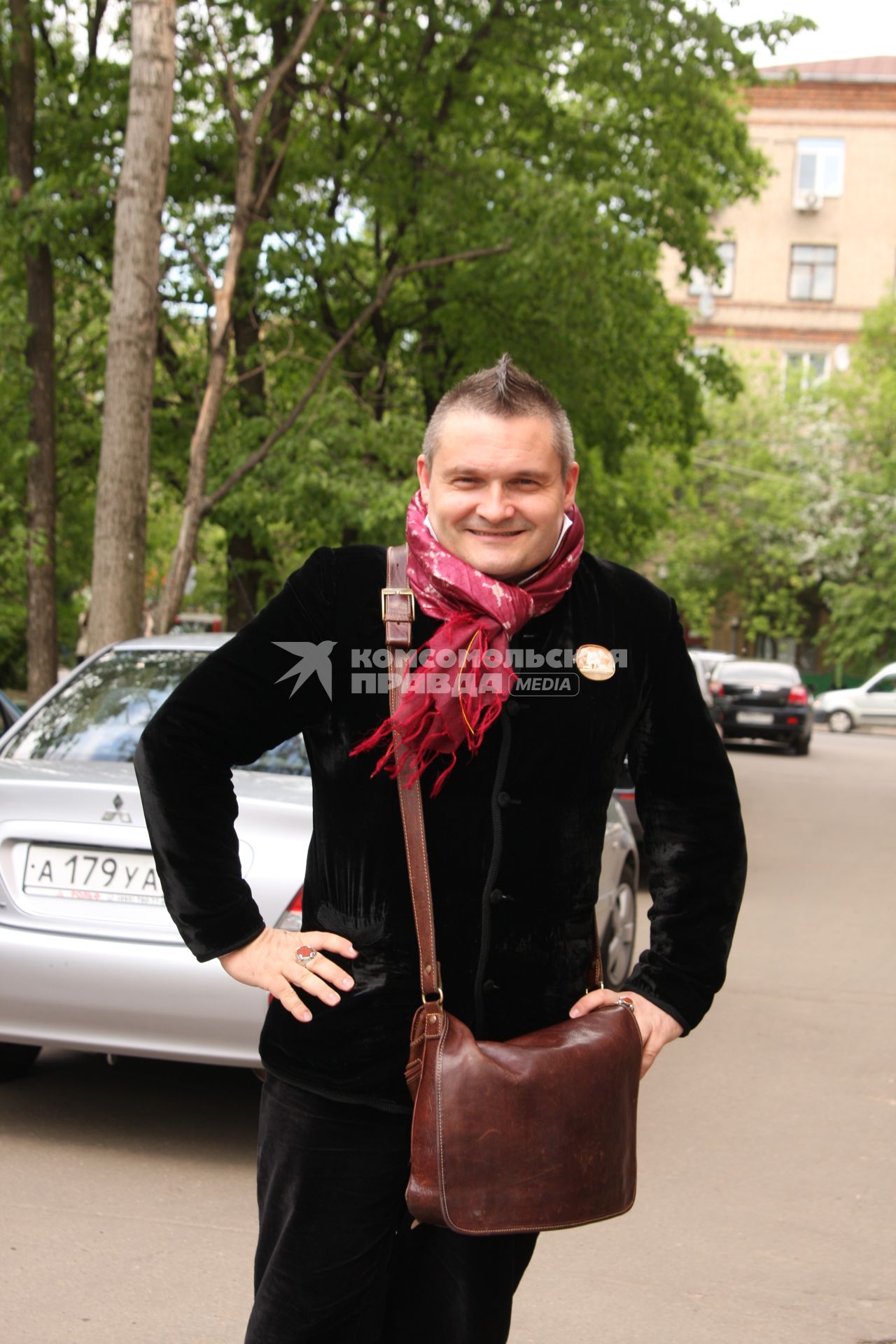 Историк моды, декоратор интерьеров, театральный художник, ведущий программы МОДНЫЙ ПРИГОВОР Александр Васильев в КП. 15 мая 2009 года.