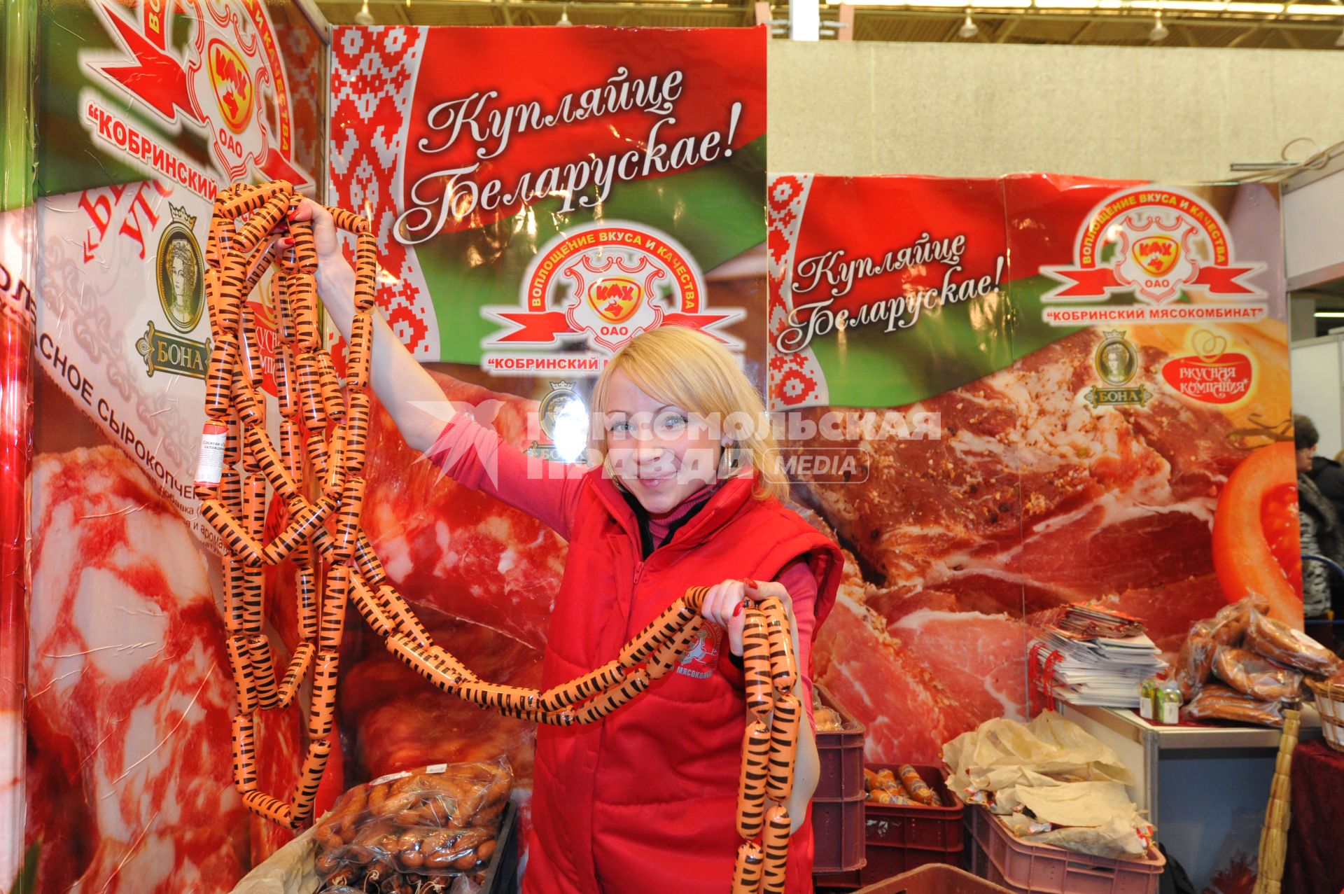 Торговля. Ярмарка. Белорусский мясопродукт. Продавец. Сосиски. Мясная лавка.  25 января 2012 года