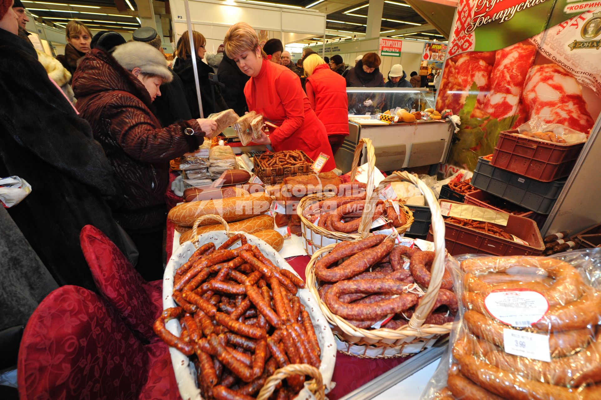 Торговля. Ярмарка. Белорусский мясопродукт. Продавец мясной лавки.  Покупатели. 25 января 2012 года