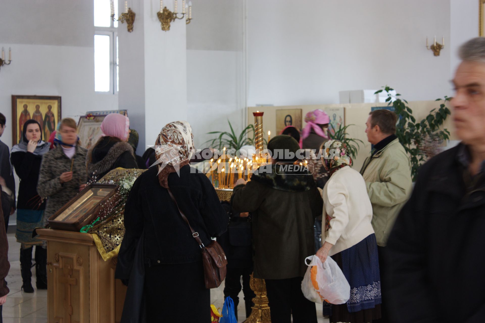 Прихожане ставят свечки в православном храме. Вера. Религия. 16 июля  2011