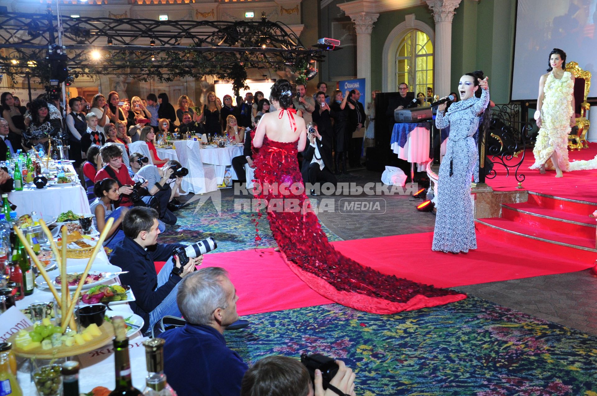 Финал конкурса МИССИС РОССИЯ - 2011. На снимке: победительница конкурса красоты Юлия Заважанская. 11 декабря 2011 года