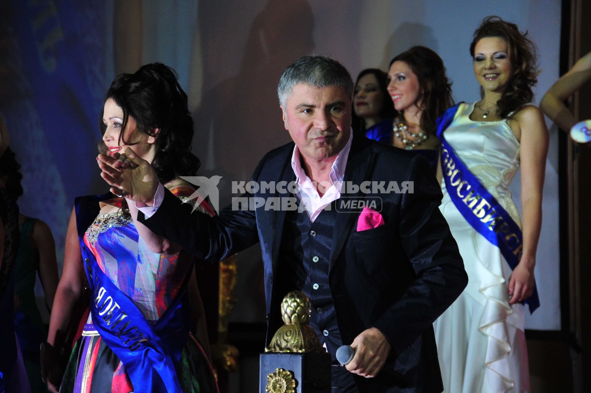 Финал конкурса МИССИС РОССИЯ - 2011. На снимке: победительница конкурса красоты Юлия Заважанская  и певец Сосо Павлиашвили. 11 декабря 2011 года