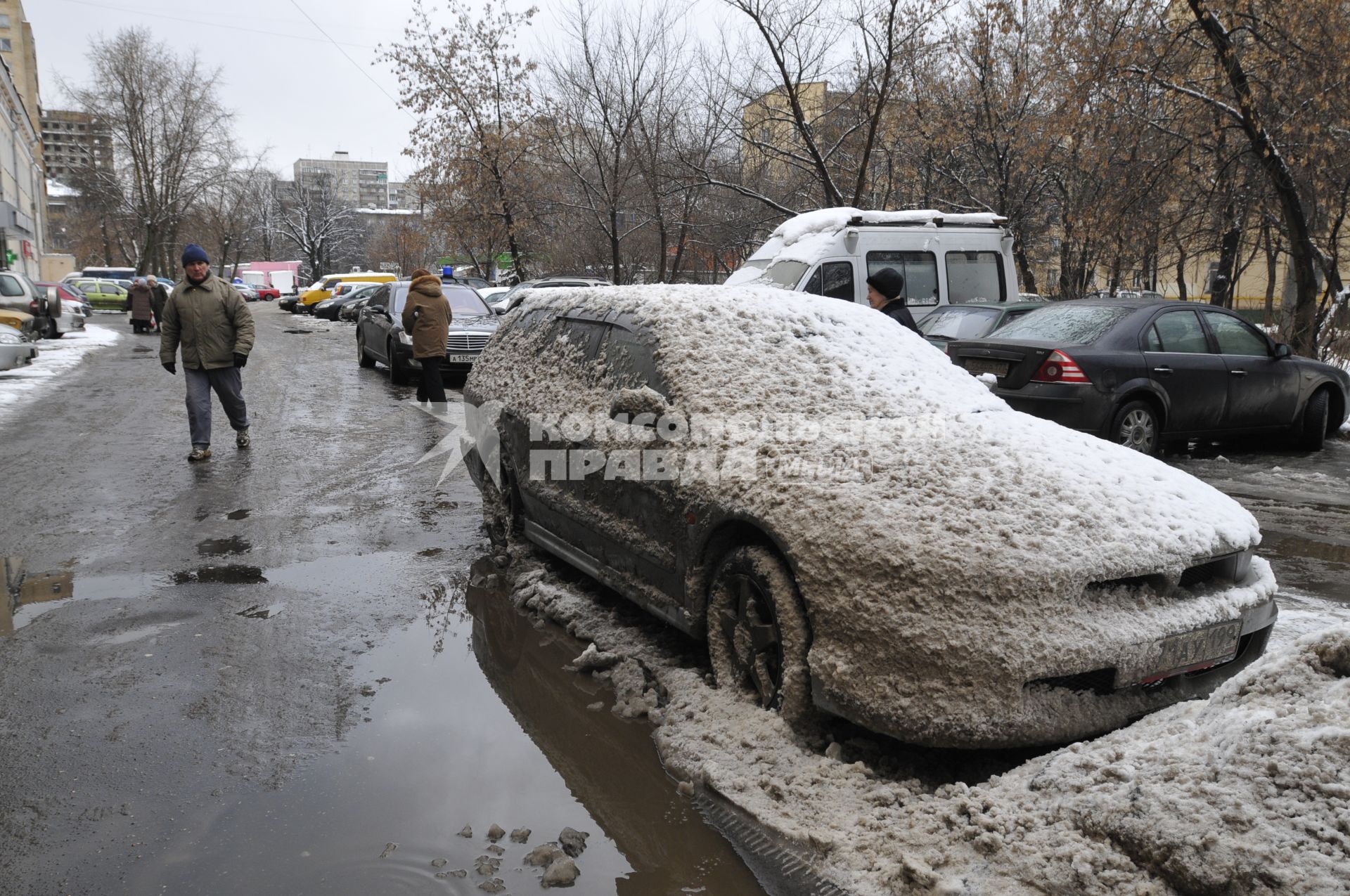 Автомобиль в грязном снегу. Москва. 29 января 2009 года.