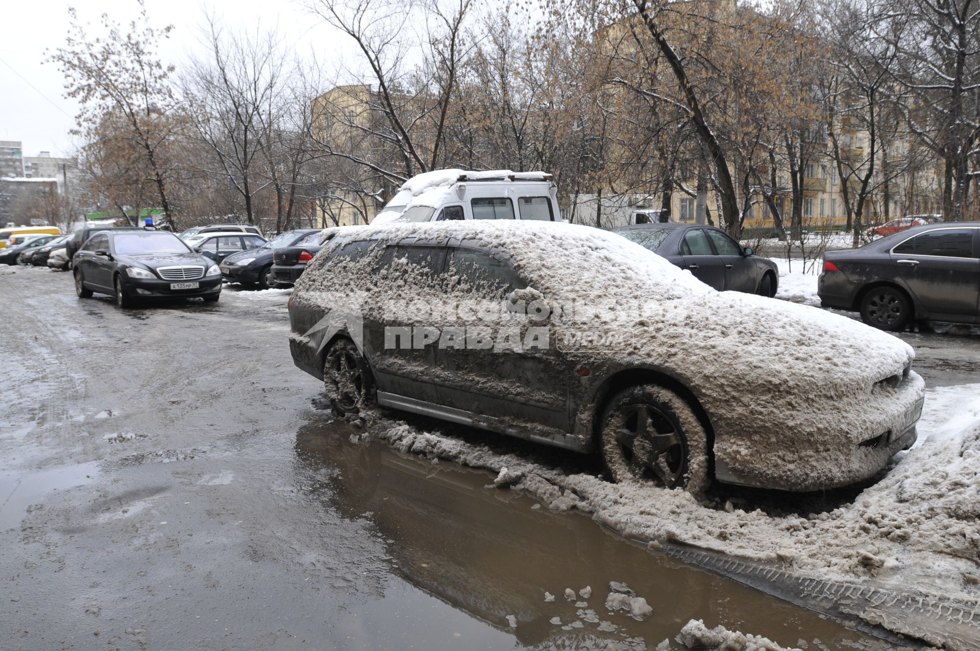 Автомобиль в грязном снегу. Москва. 29 января 2009 года.