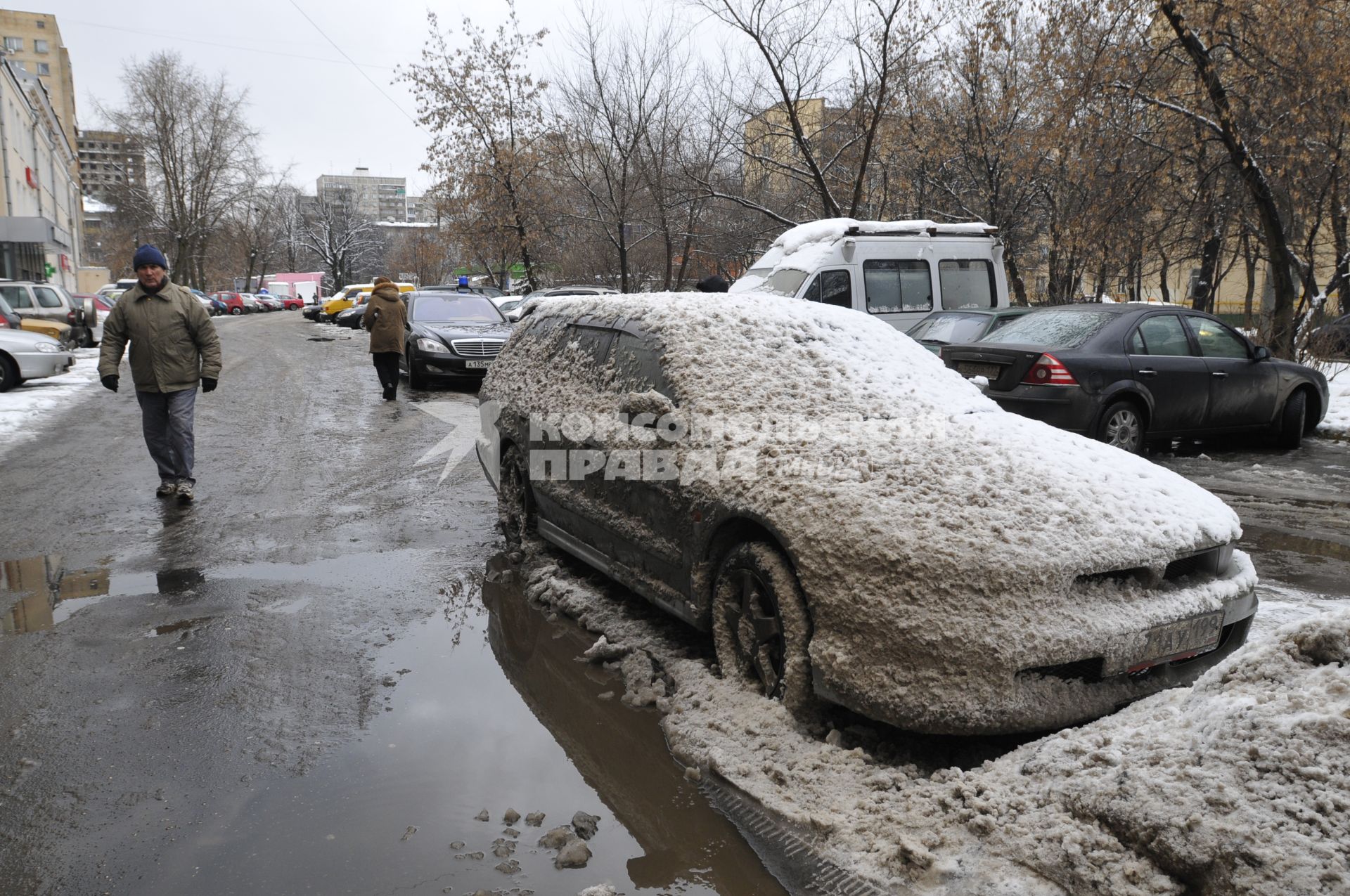 Автомобиль в грязном снегу. Москва. 29 января 2009 года.