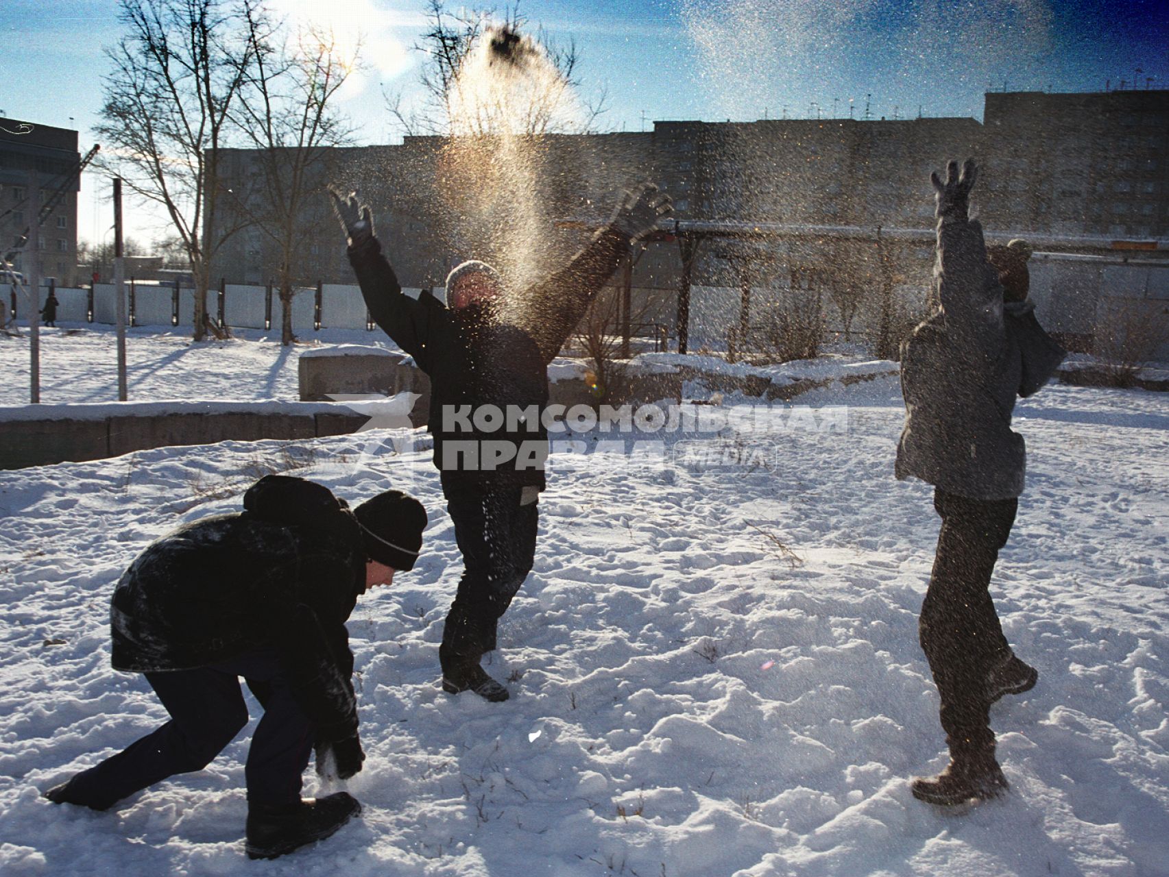 Зимние развлечения. Дети играют в снежки. Москва. 02 февраля 2009 года.