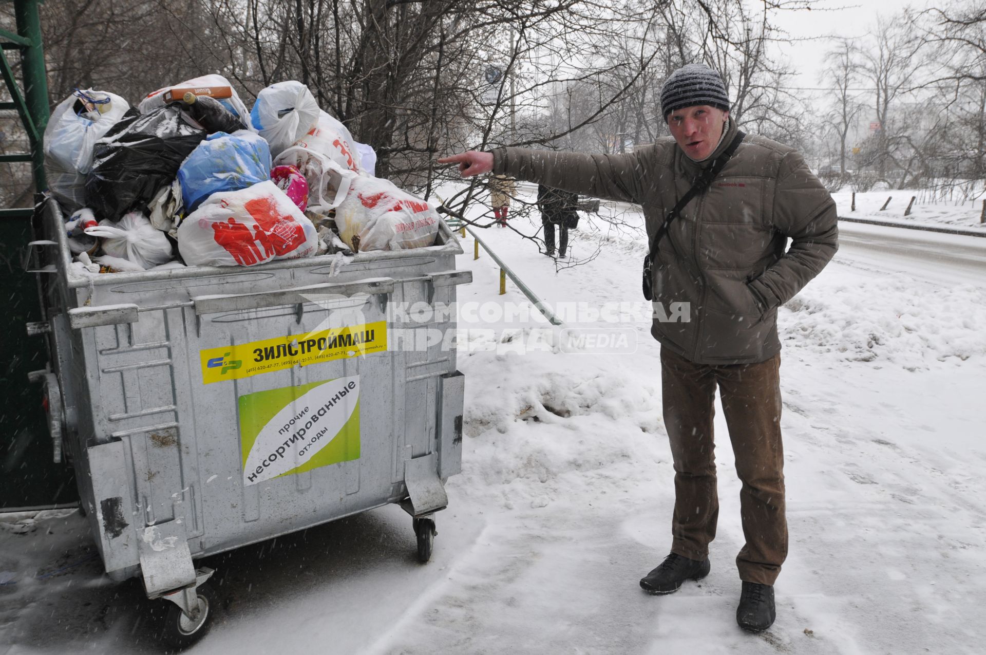 Контейнер с мусором на улице.  Москва. 04 февраля 2009 года.