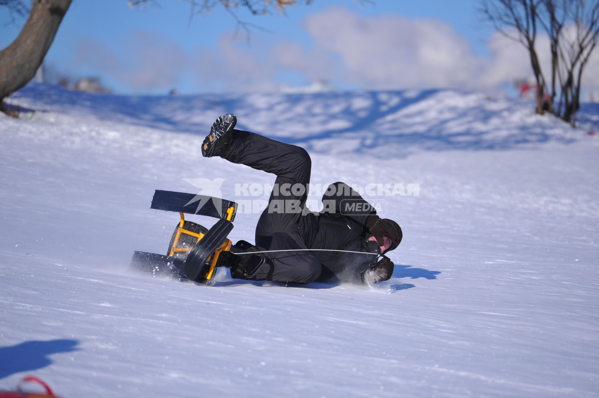 Зима. Зимние каникулы. Мужчина упал с снегоката.  29 января 2012