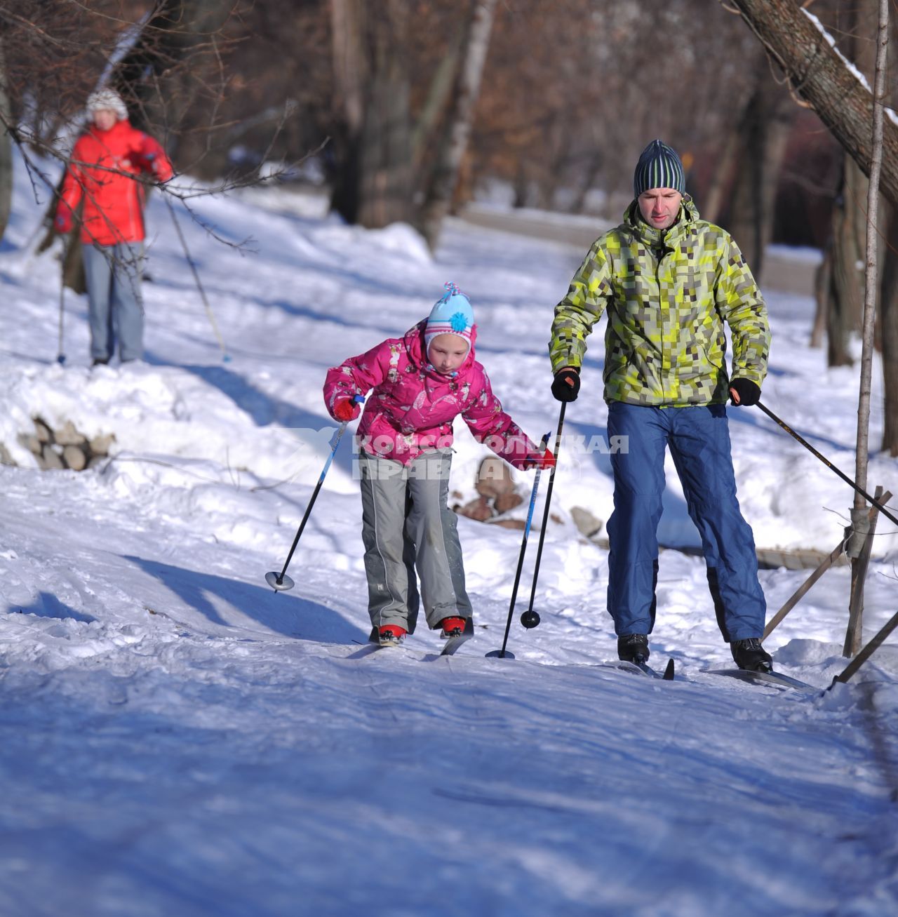 Зима. Зимние каникулы. Девочка с отцом  катаются на лыжах.  29 января 2012