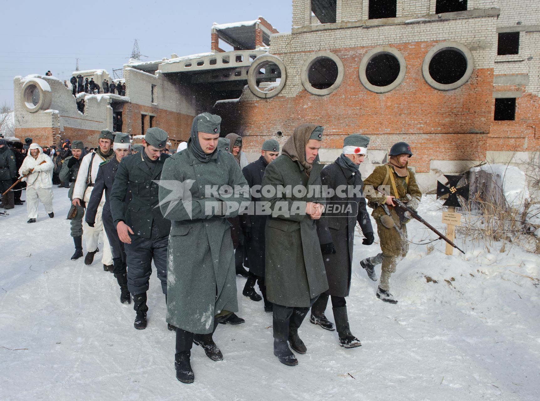 29 января 2012. Волгоград. К 69-й годовщине победы в Сталинградской битве военно-историческими клубами была проведена реконструкция пленения фельдмаршала Фридриха Паулюса.