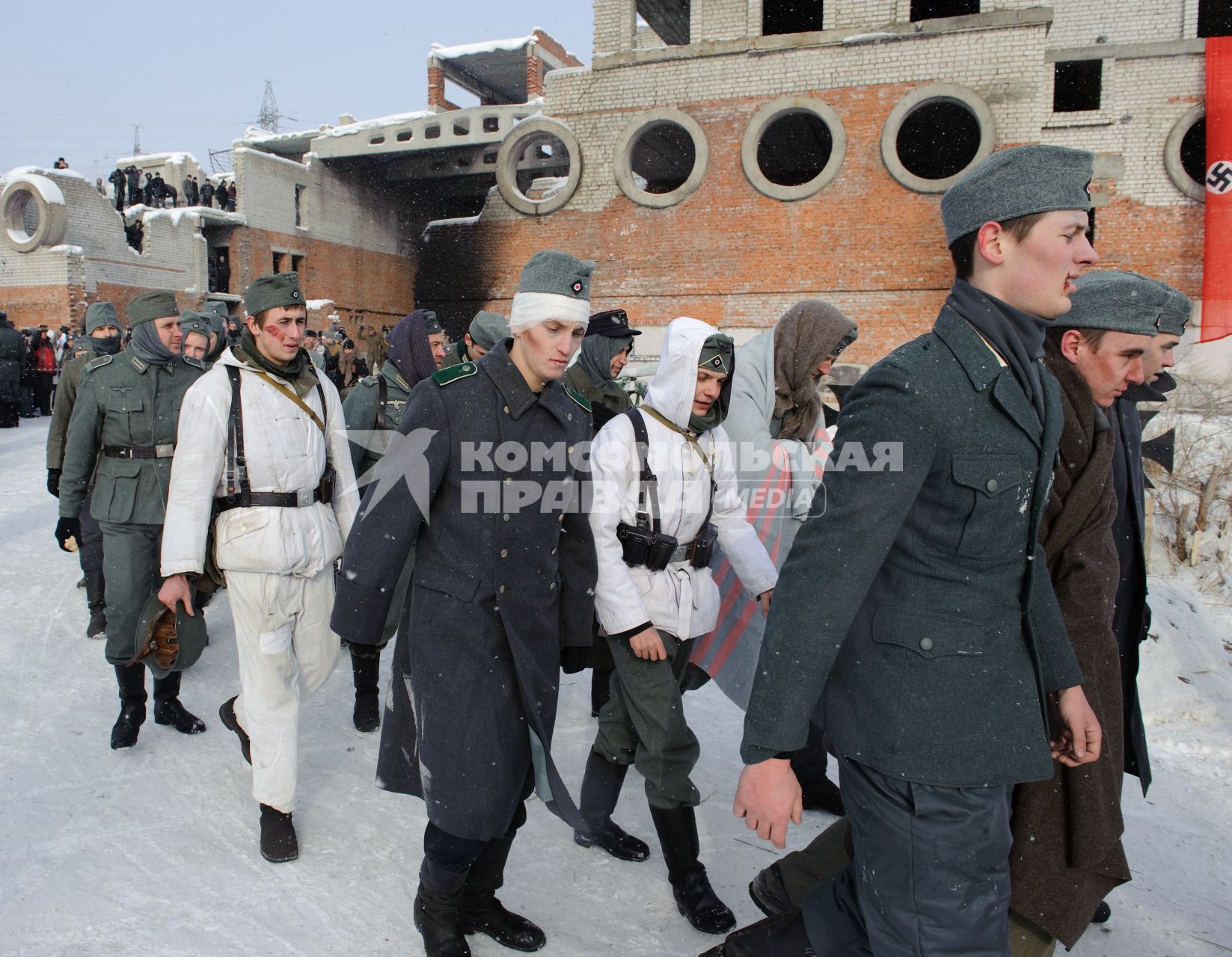 29 января 2012. Волгоград. К 69-й годовщине победы в Сталинградской битве военно-историческими клубами была проведена реконструкция пленения фельдмаршала Фридриха Паулюса.