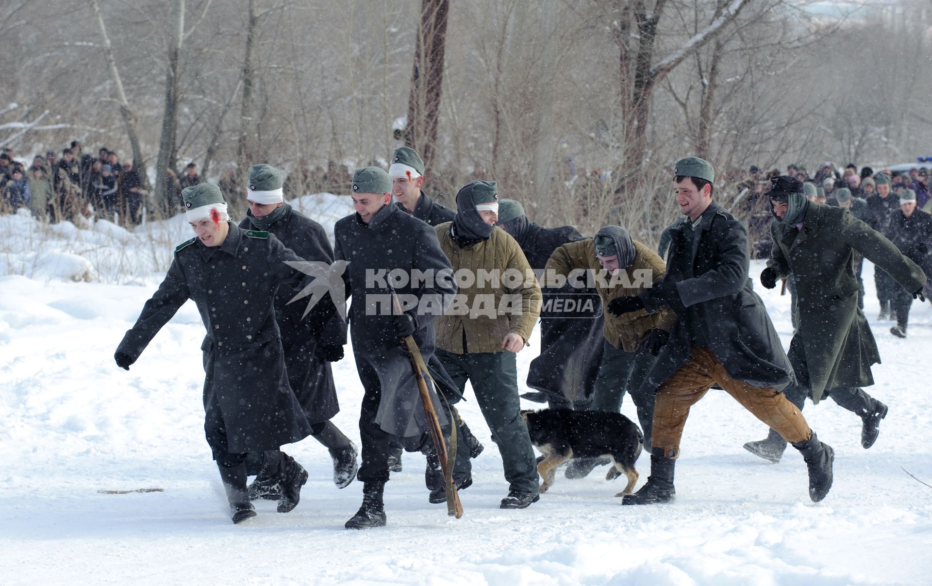 29 января 2012. Волгоград. К 69-й годовщине победы в Сталинградской битве военно-историческими клубами была проведена реконструкция пленения фельдмаршала Фридриха Паулюса.