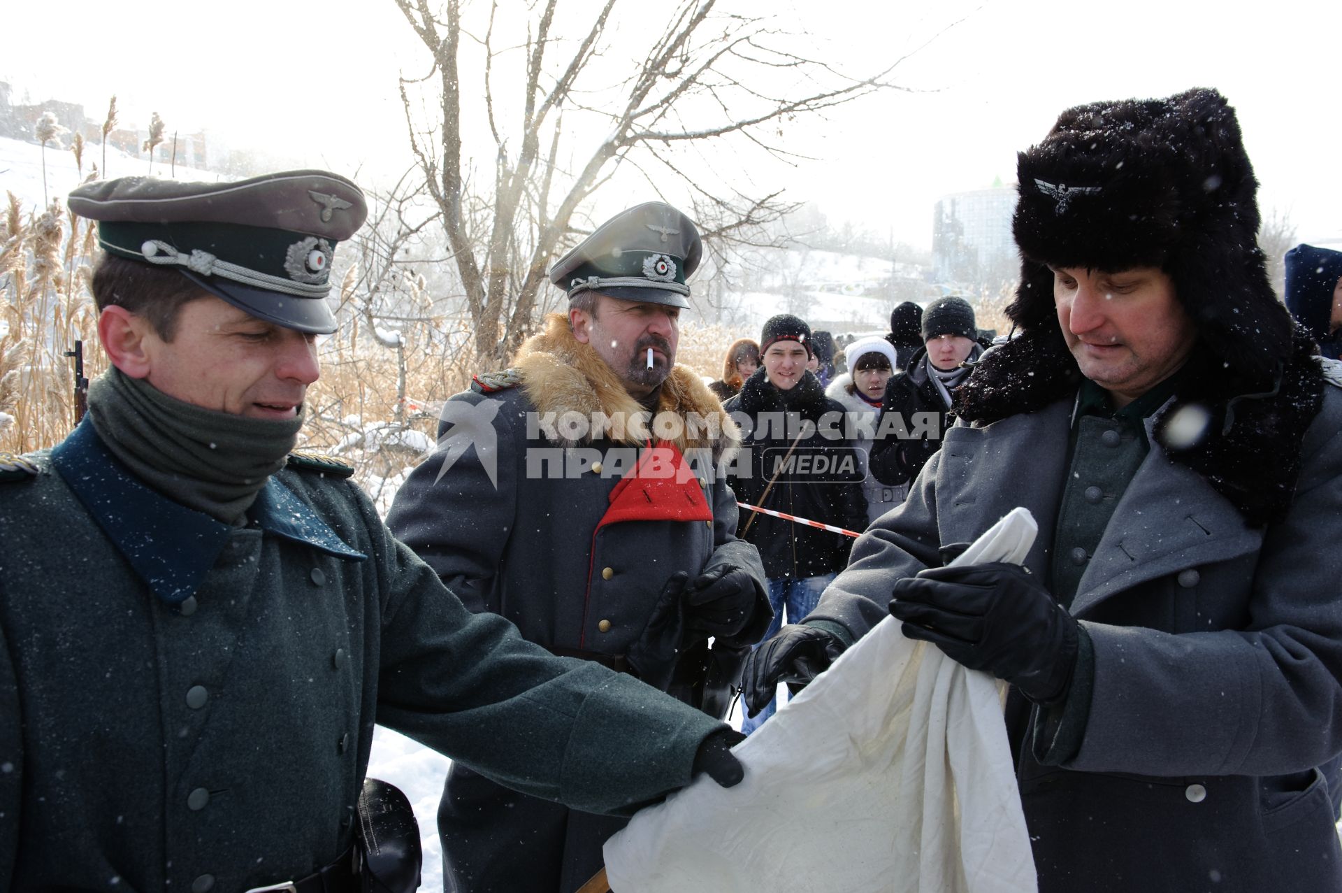 29 января 2012. Волгоград. К 69-й годовщине победы в Сталинградской битве военно-историческими клубами была проведена реконструкция пленения фельдмаршала Фридриха Паулюса.