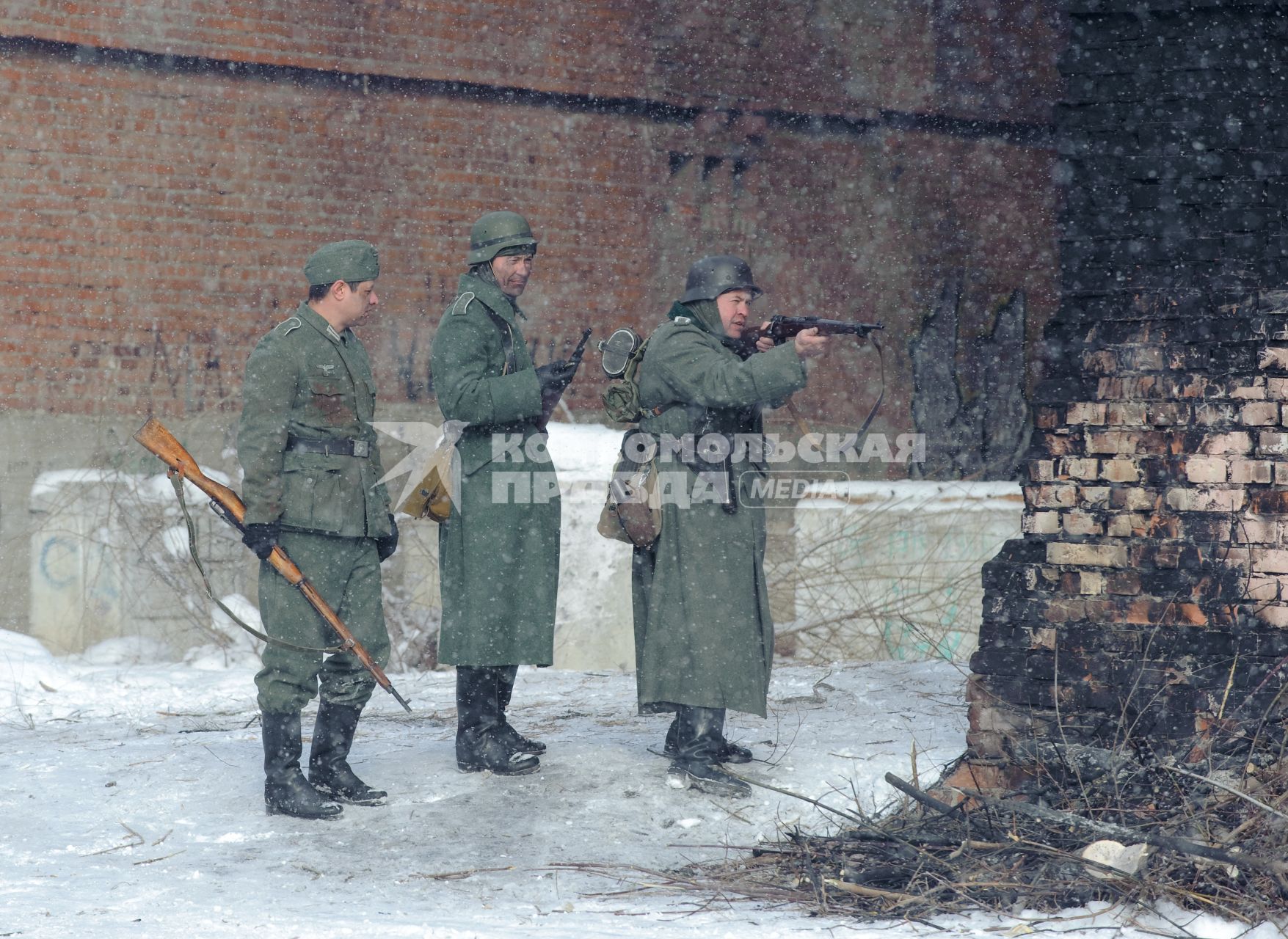 29 января 2012. Волгоград. К 69-й годовщине победы в Сталинградской битве военно-историческими клубами была проведена реконструкция пленения фельдмаршала Фридриха Паулюса.