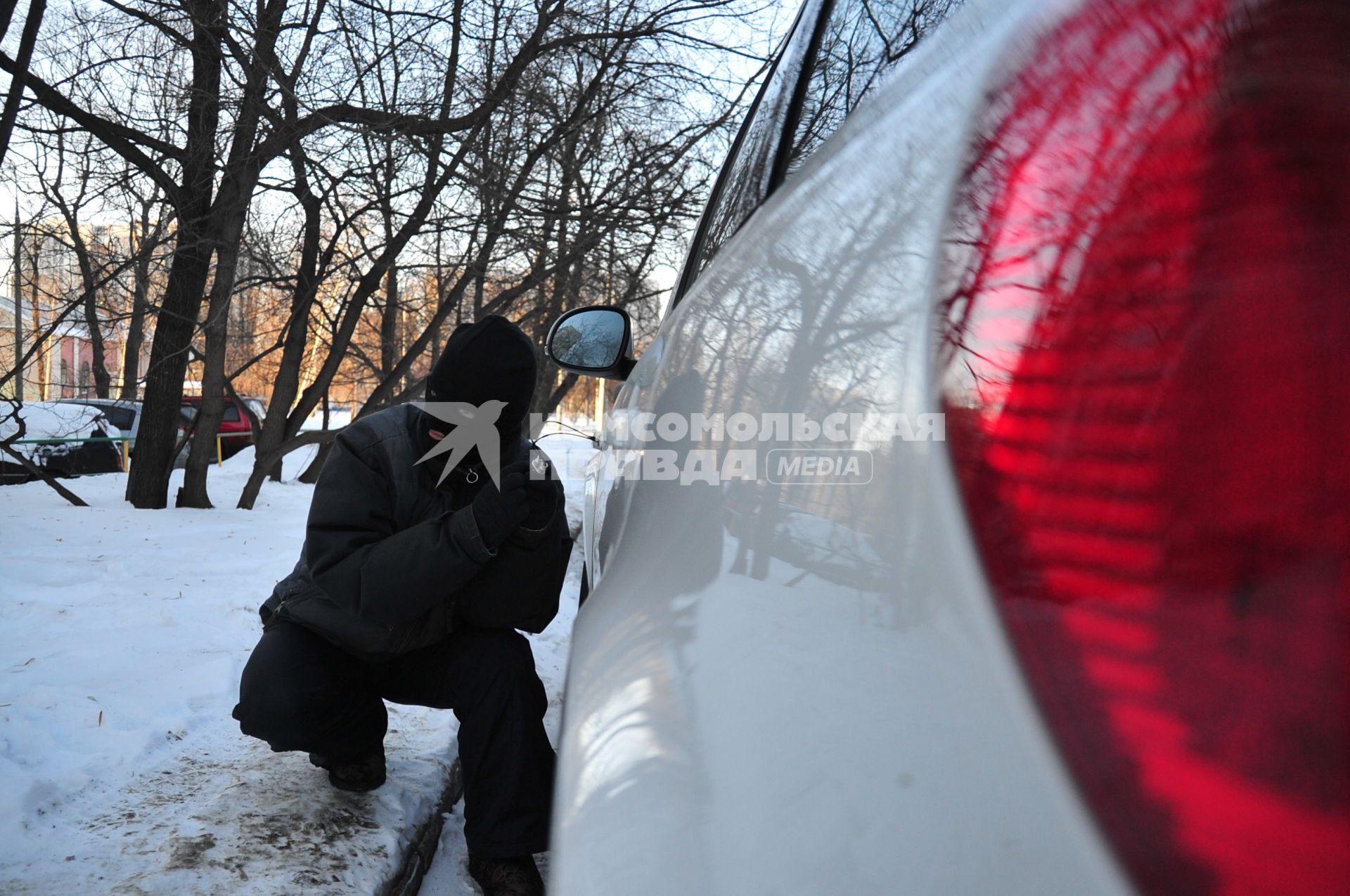 Мужчина в маске пытается открыть дверь автомобиля. Кража автомобиля.  29 января 2012