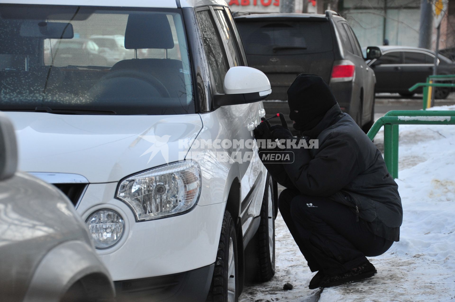 Мужчина в маске пытается открыть дверь автомобиля. Кража автомобиля.  29 января 2012