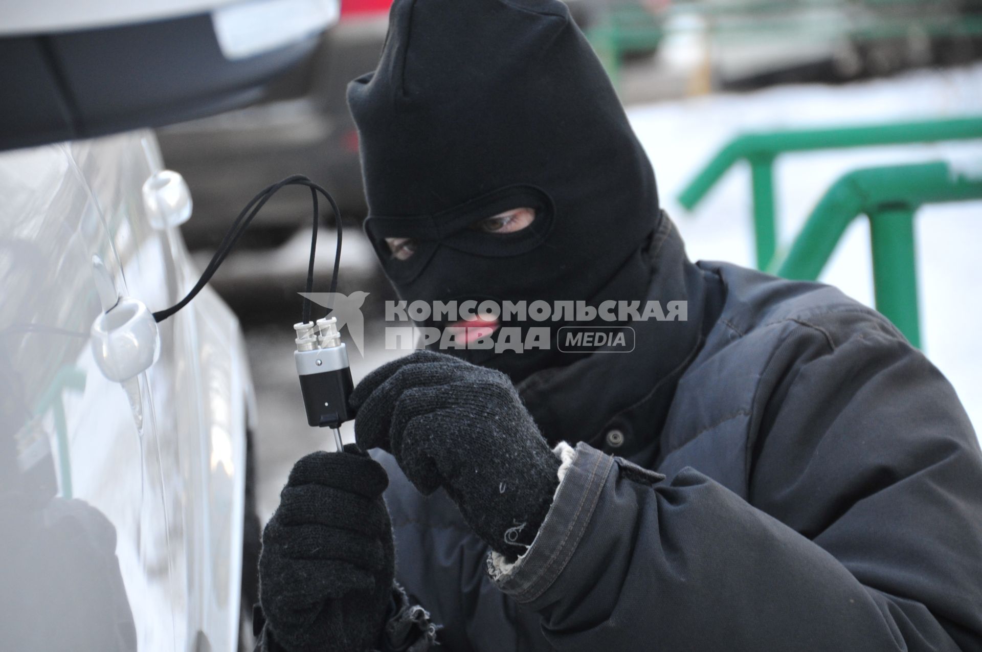 Мужчина в маске пытается открыть дверь автомобиля. Кража автомобиля.  29 января 2012