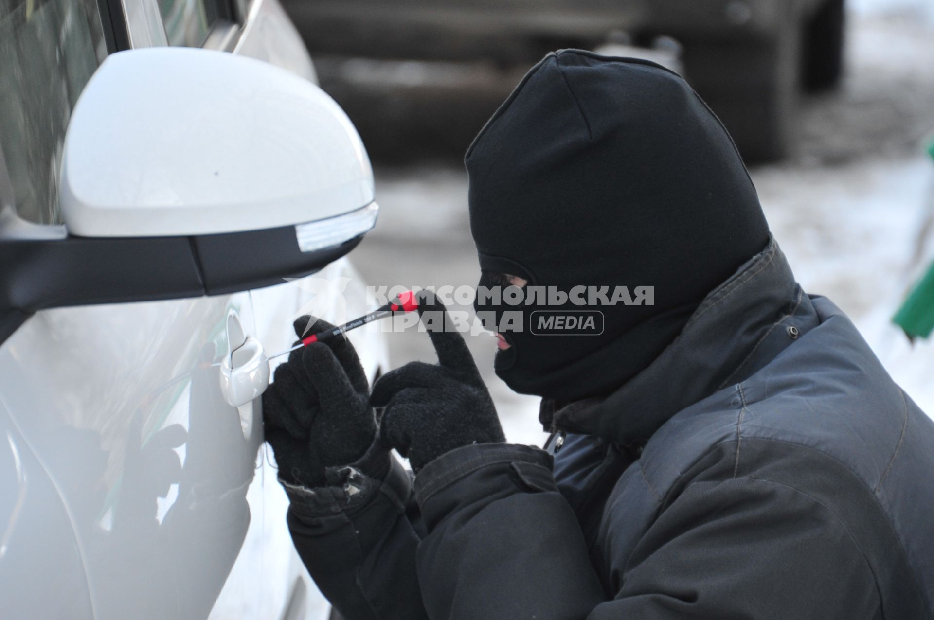 Мужчина в маске пытается открыть дверь автомобиля. Кража автомобиля.  29 января 2012