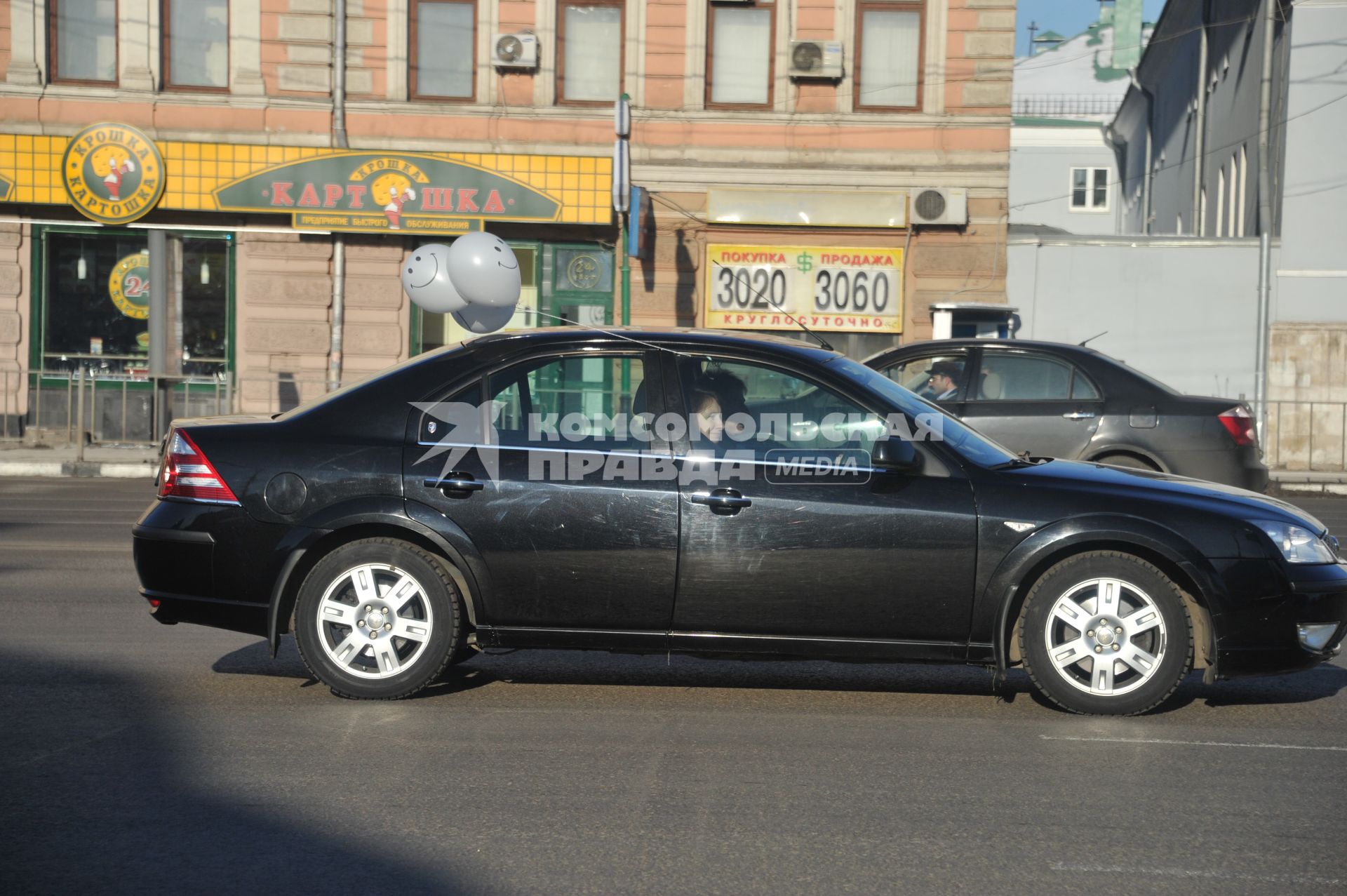 В Москве на Садовом кольце прошел автопробег  ЗА ЧЕСТНЫЕ ВЫБОРЫ. На снимке: машина с белыми воздушными  шарами. 29 января 2012