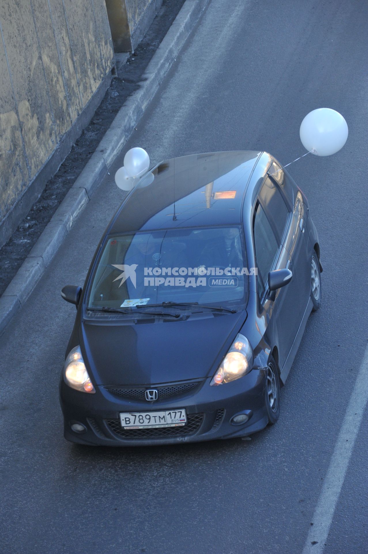 В Москве на Садовом кольце прошел автопробег  ЗА ЧЕСТНЫЕ ВЫБОРЫ. На снимке: машина с белыми воздушными  шарами. 29 января 2012