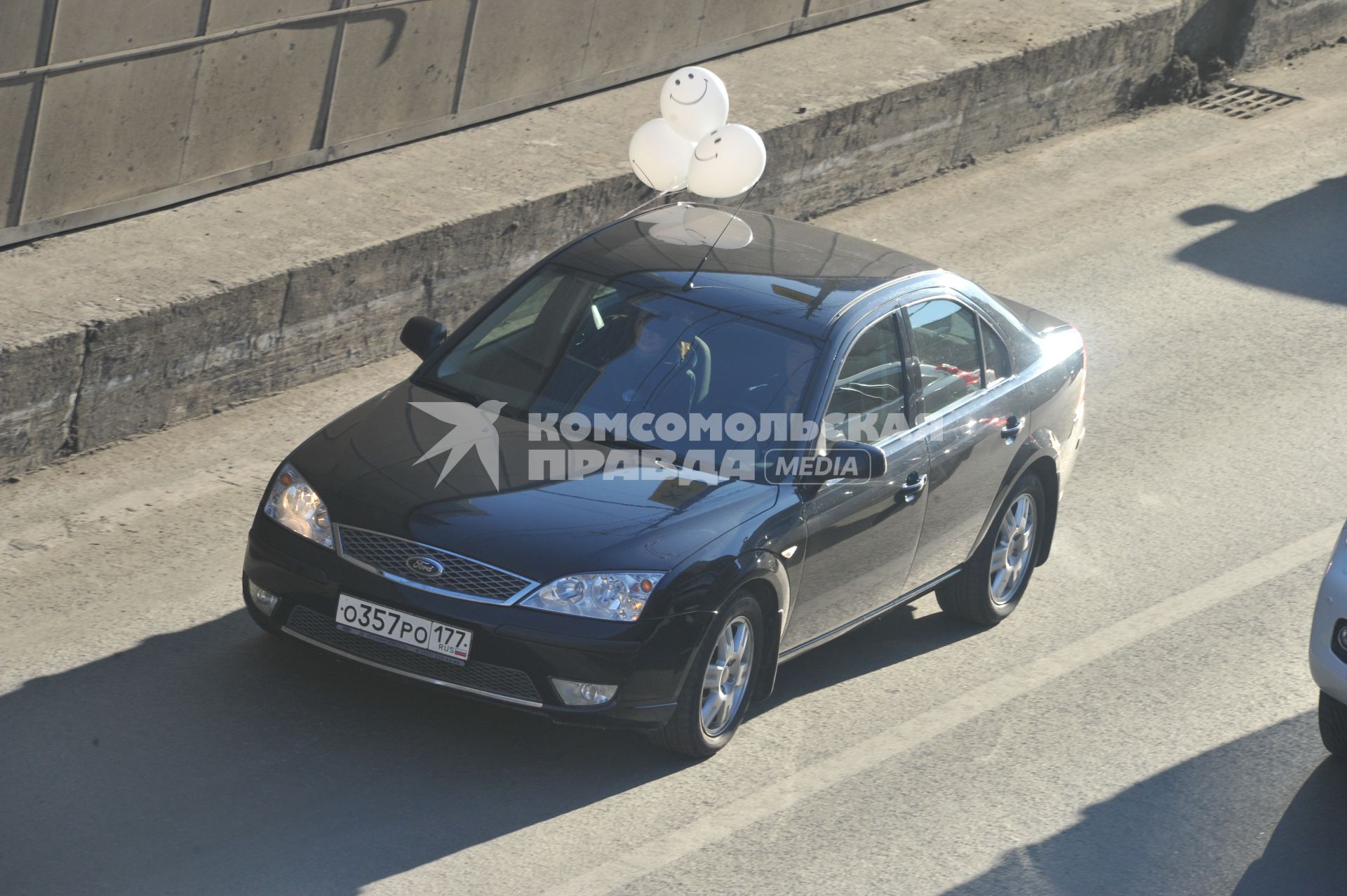 В Москве на Садовом кольце прошел автопробег  ЗА ЧЕСТНЫЕ ВЫБОРЫ. На снимке: машина с белыми воздушными  шарами. 29 января 2012