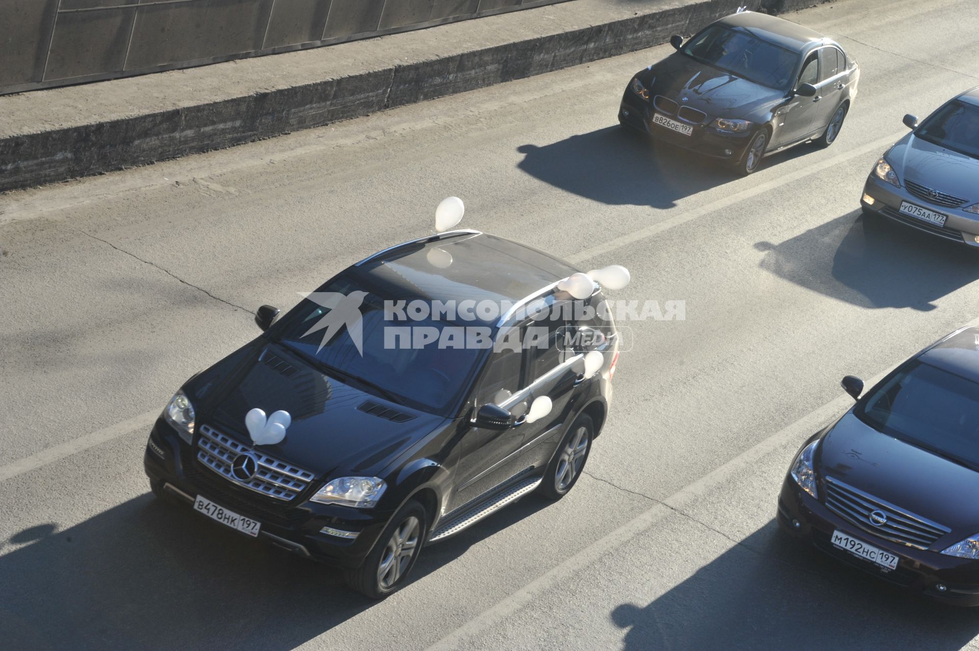 В Москве на Садовом кольце прошел автопробег  ЗА ЧЕСТНЫЕ ВЫБОРЫ. На снимке: машина с белыми воздушными  шарами. 29 января 2012