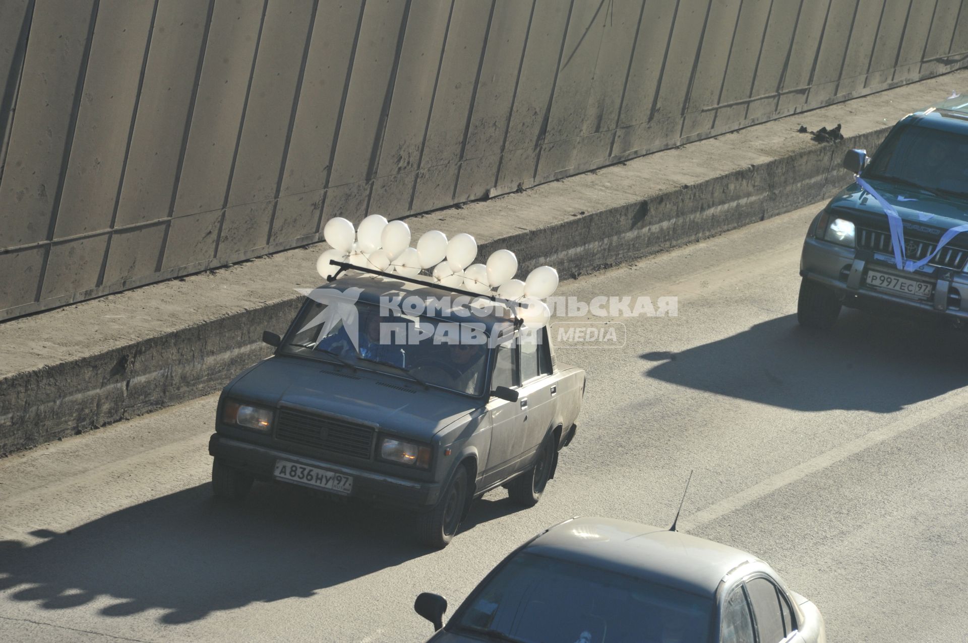 В Москве на Садовом кольце прошел автопробег  ЗА ЧЕСТНЫЕ ВЫБОРЫ. На снимке: машина с белыми воздушными  шарами. 29 января 2012