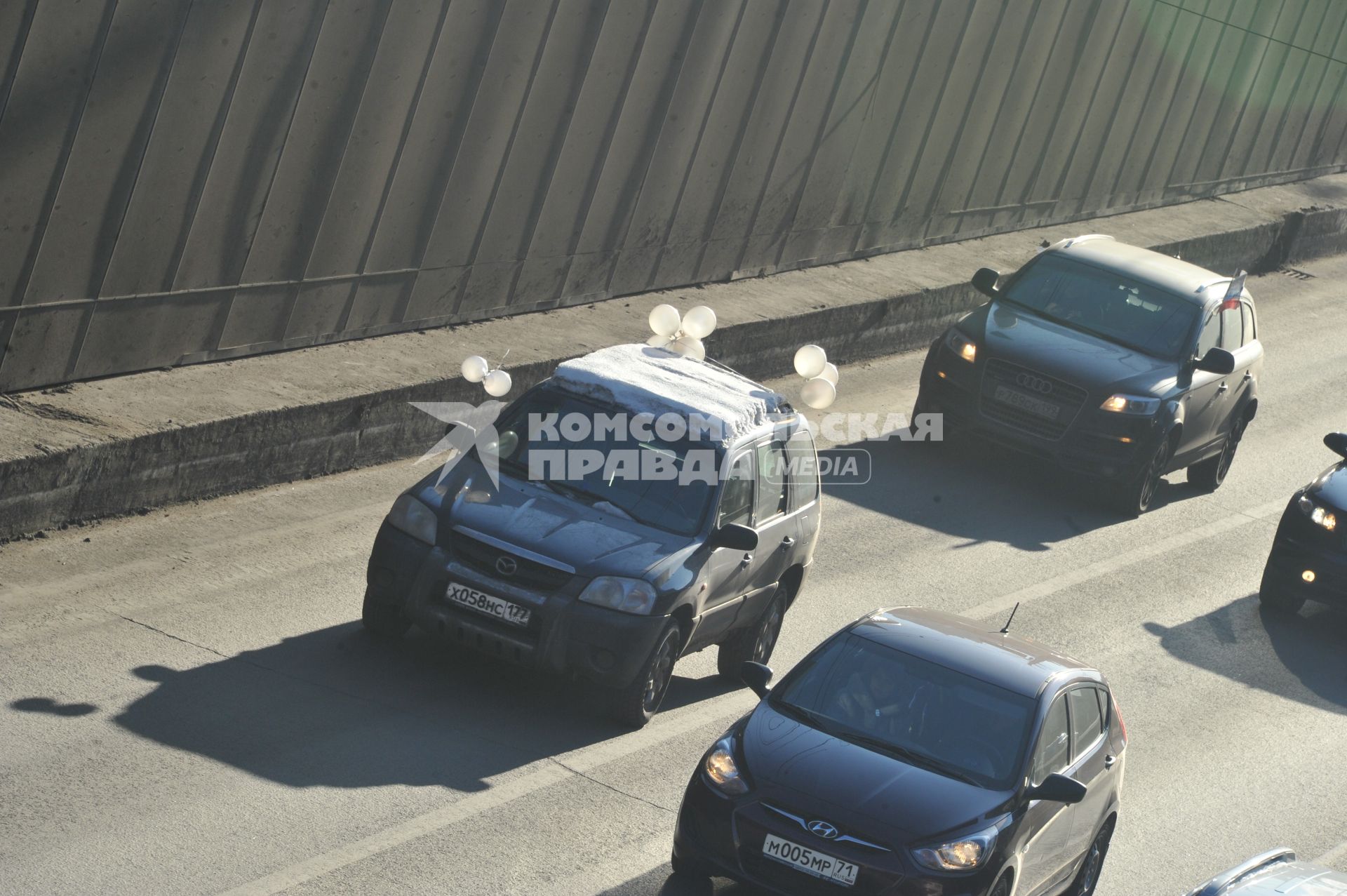 В Москве на Садовом кольце прошел автопробег  ЗА ЧЕСТНЫЕ ВЫБОРЫ. На снимке: машина с белыми воздушными  шарами. 29 января 2012