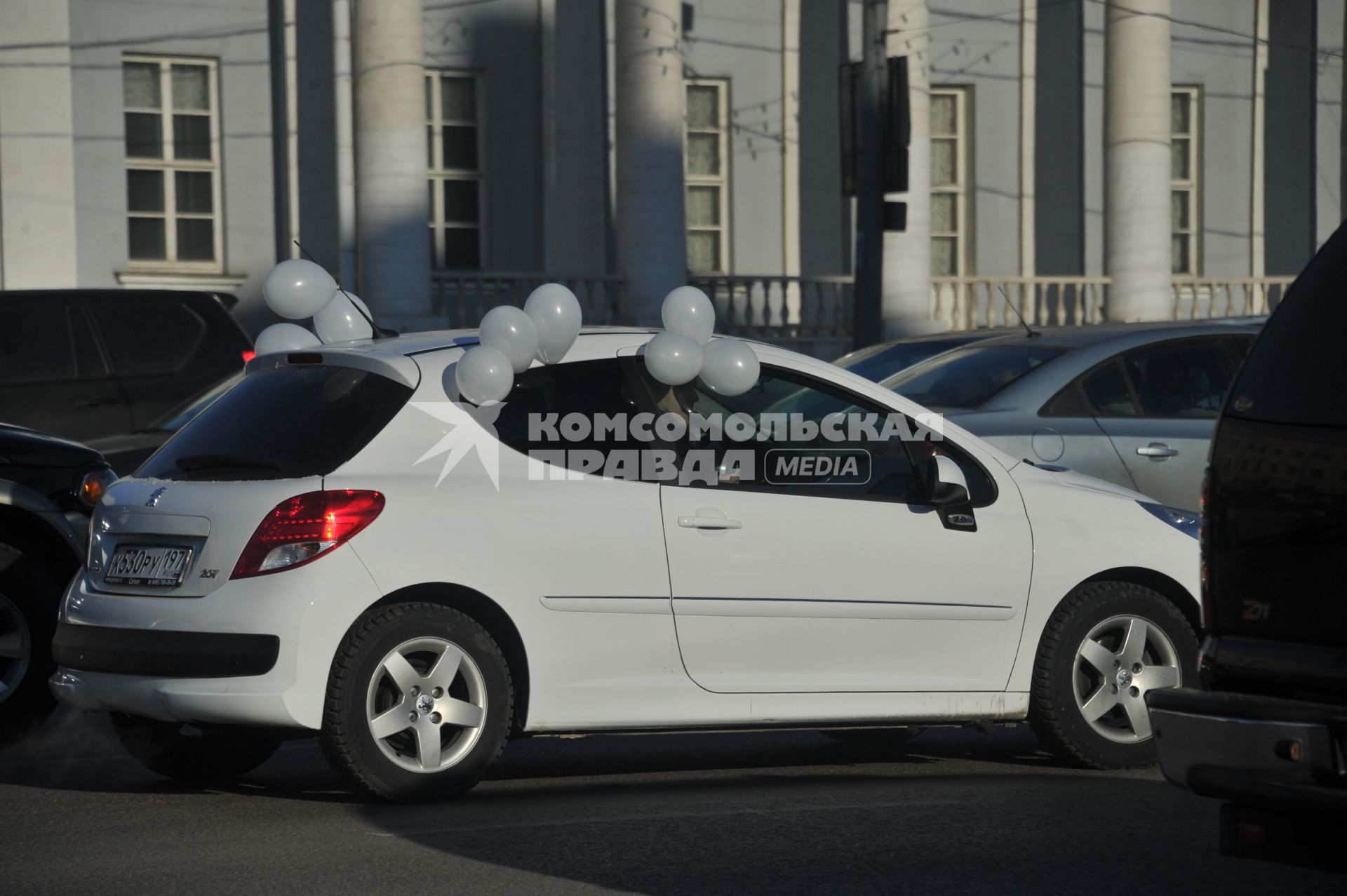 В Москве на Садовом кольце прошел автопробег  ЗА ЧЕСТНЫЕ ВЫБОРЫ. На снимке: машина с белыми воздушными  шарами.  29 января 2012