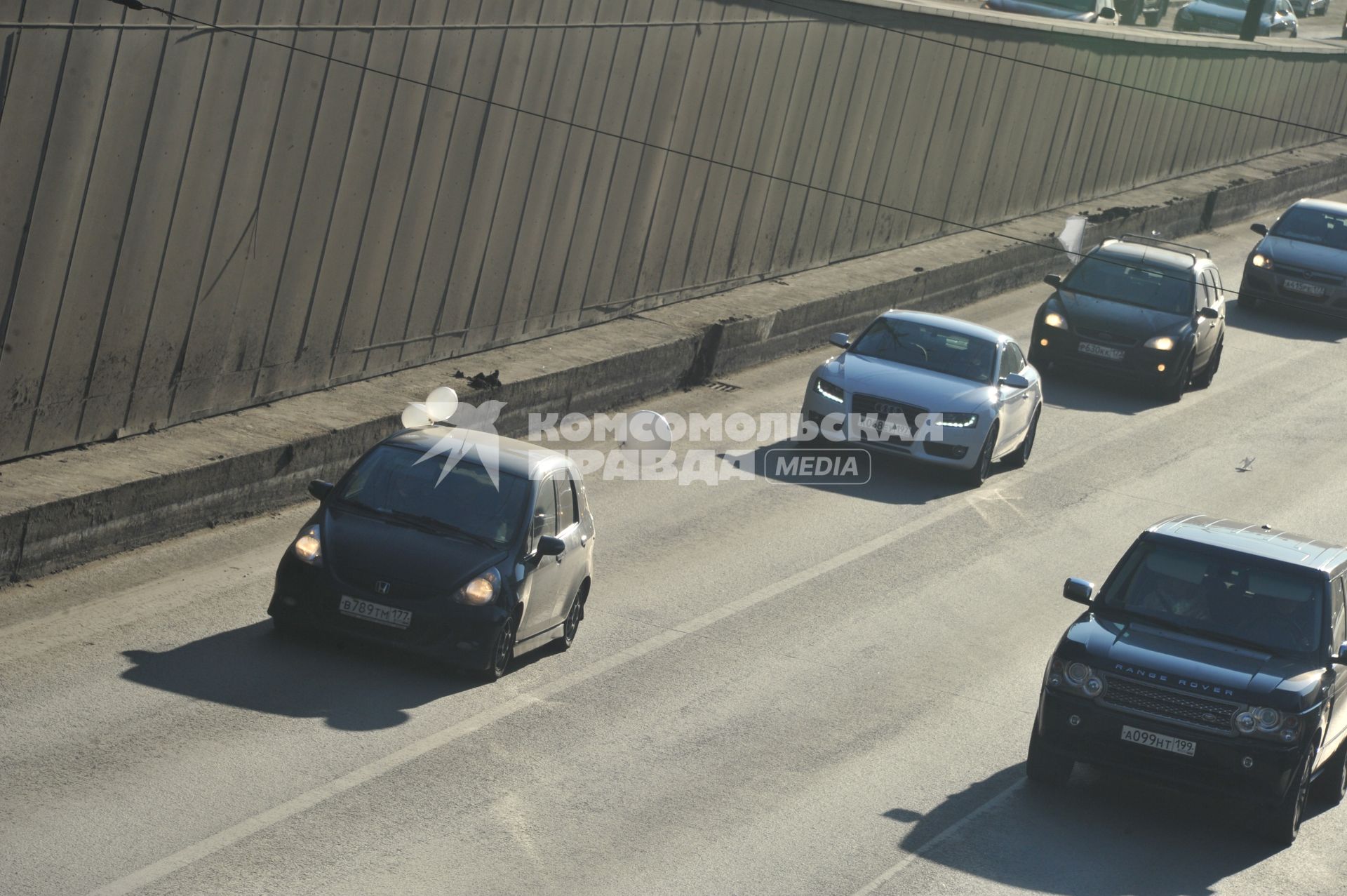 В Москве на Садовом кольце прошел автопробег  ЗА ЧЕСТНЫЕ ВЫБОРЫ. На снимке: машина с белыми воздушными  шарами.  29 января 2012