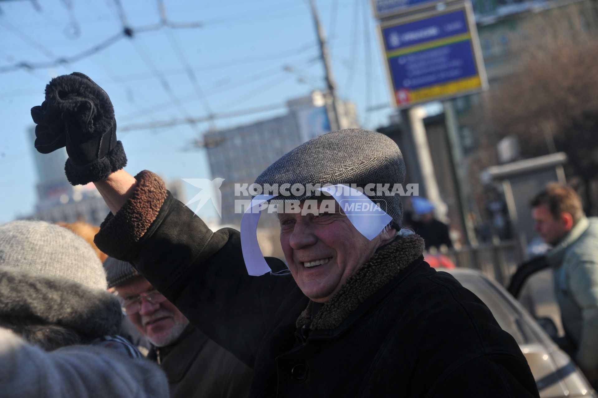 В Москве на Садовом кольце прошел автопробег  ЗА ЧЕСТНЫЕ ВЫБОРЫ. На снимке: мужчина с белой лентой на шапке. 29 января 2012