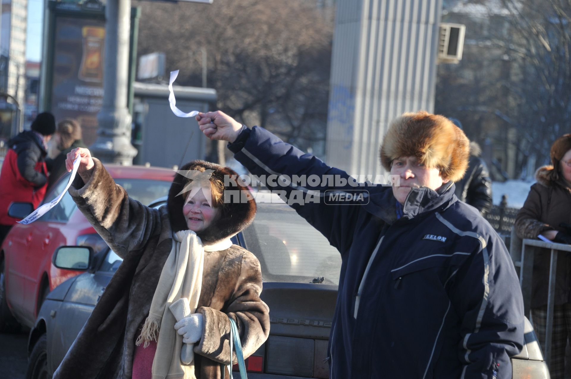 В Москве на Садовом кольце прошел автопробег  ЗА ЧЕСТНЫЕ ВЫБОРЫ. На снимке: Люди с белыми ленточками. 29 января 2012