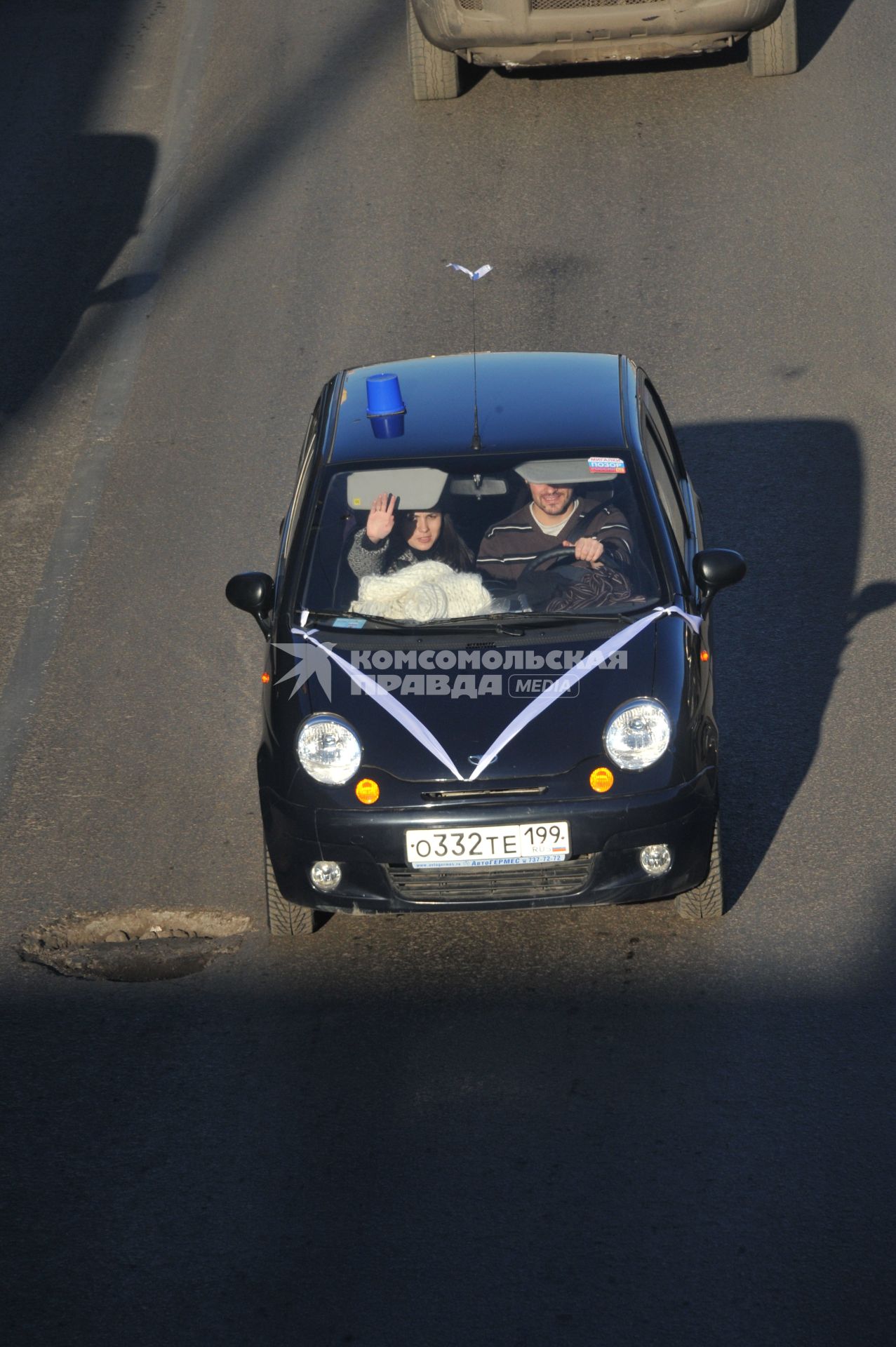 В Москве на Садовом кольце прошел автопробег  ЗА ЧЕСТНЫЕ ВЫБОРЫ. На снимке: Синие ведерко на крыши автомобиля. 29 января 2012