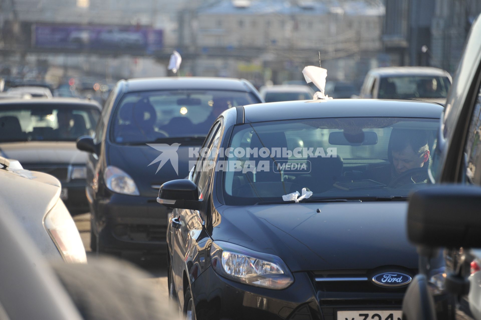 В Москве на Садовом кольце прошел автопробег  ЗА ЧЕСТНЫЕ ВЫБОРЫ. На снимке: автомобили с белыми флажками. 29 января 2012