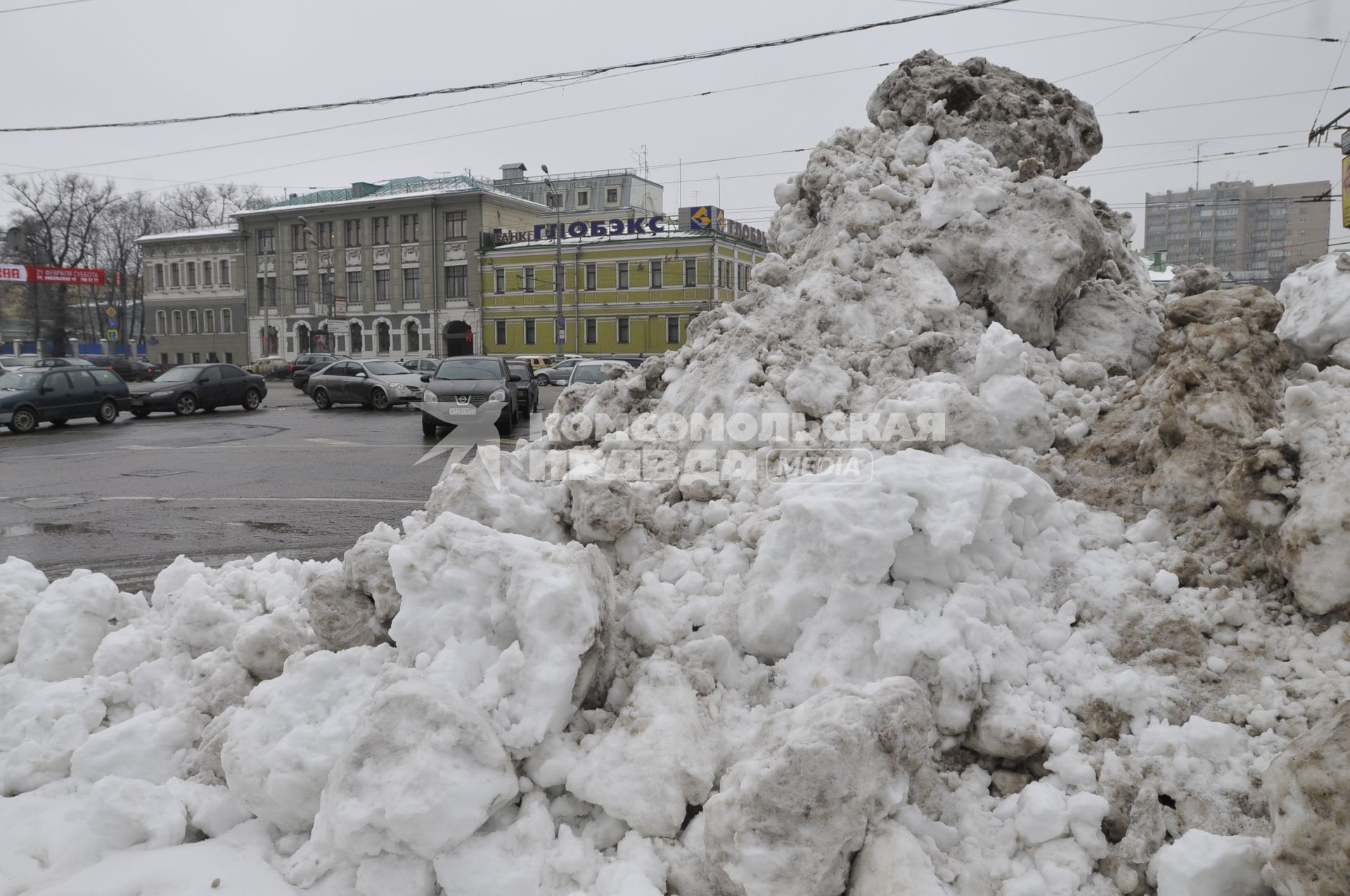 Грязный снег на Кудринской площади.  Москва. 16 февраля 2009 года.