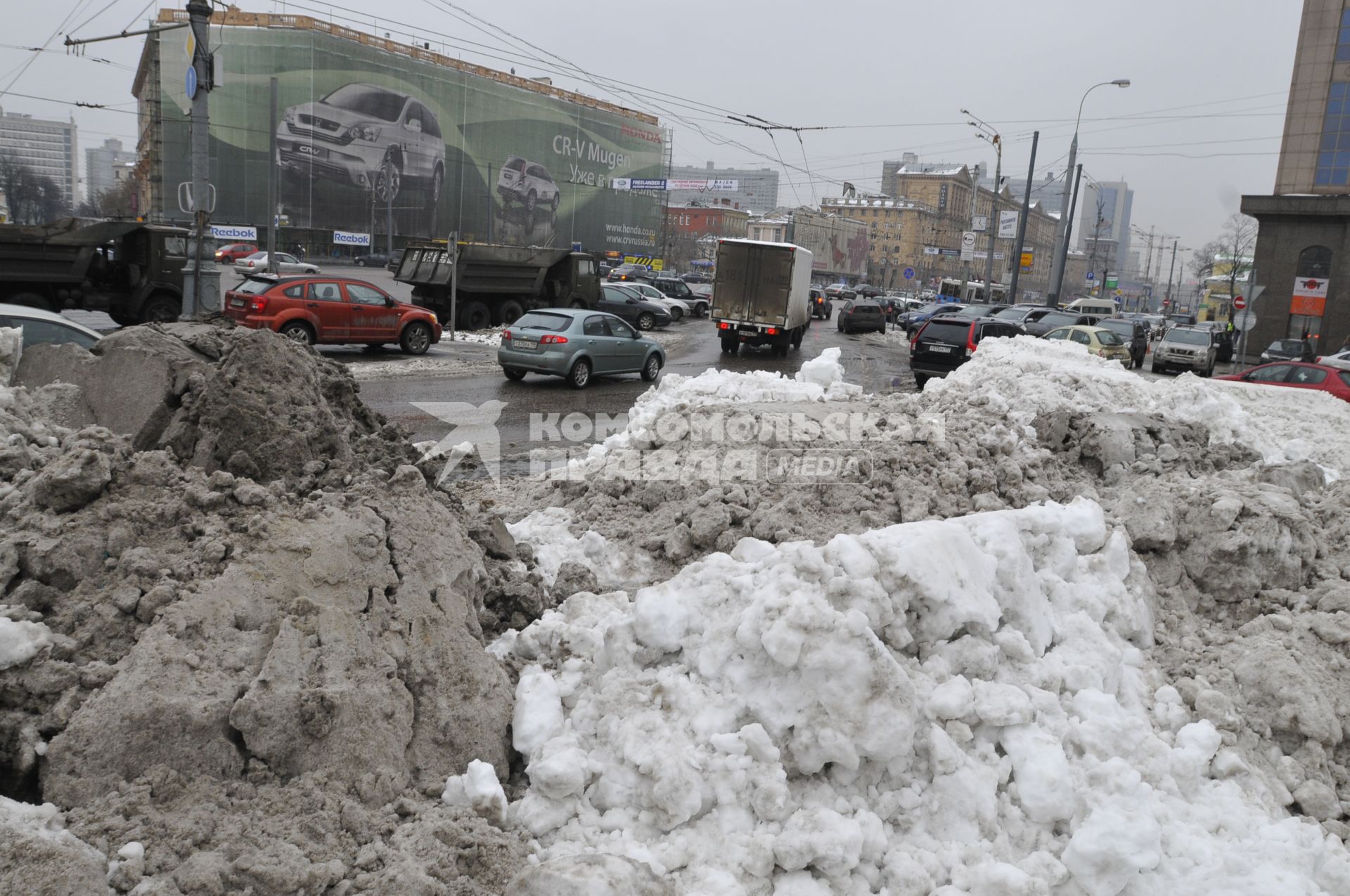 Грязный снег на Кудринской площади.  Москва. 16 февраля 2009 года.