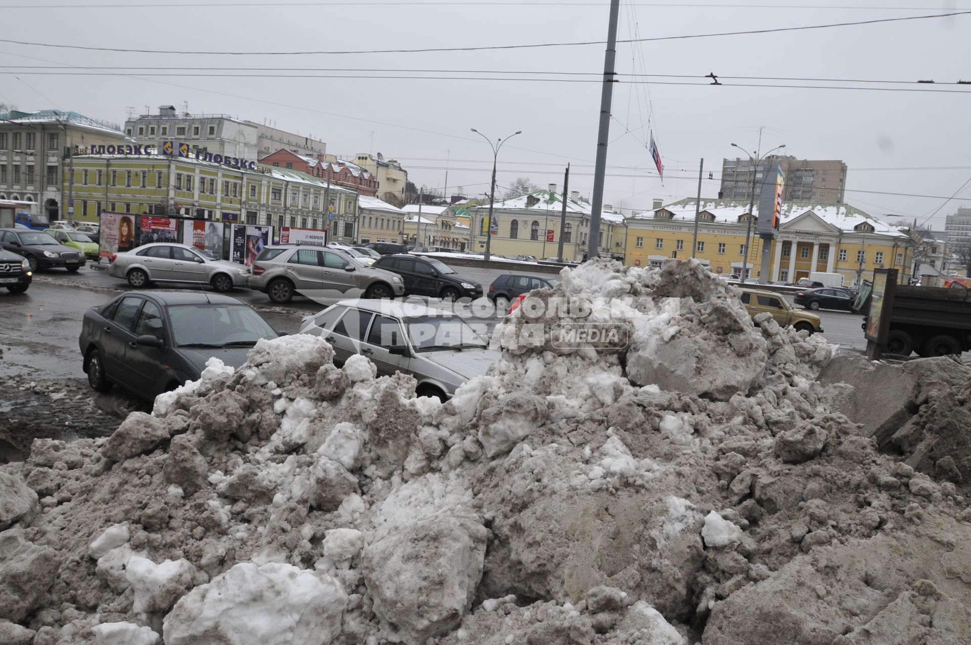 Грязный снег на Кудринской площади.  Москва. 16 февраля 2009 года.