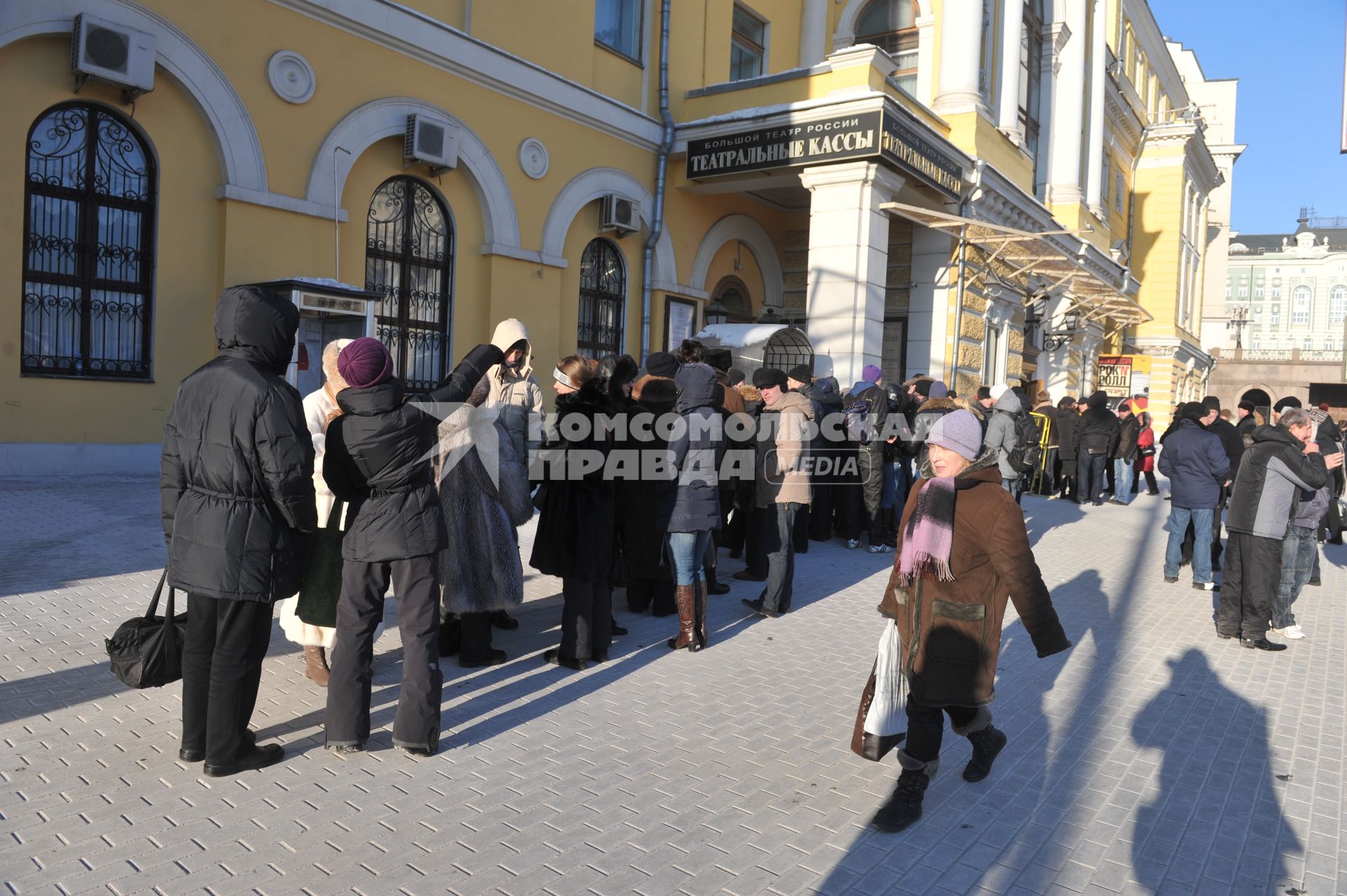 Продажа билетов в ГАБТ. На снимке: очередь в театральную кассу. 27 января 2012 года.