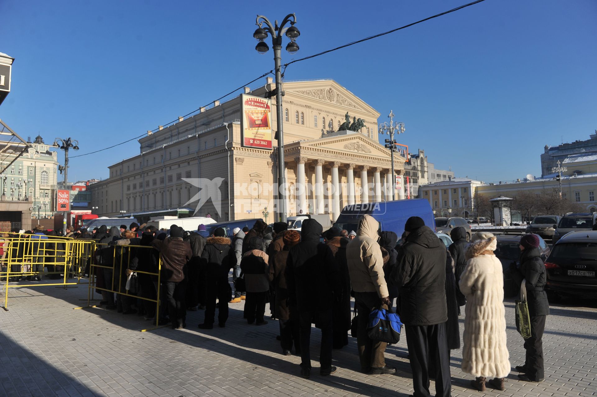 Продажа билетов в ГАБТ. На снимке: очередь в театральную кассу. 27 января 2012 года.