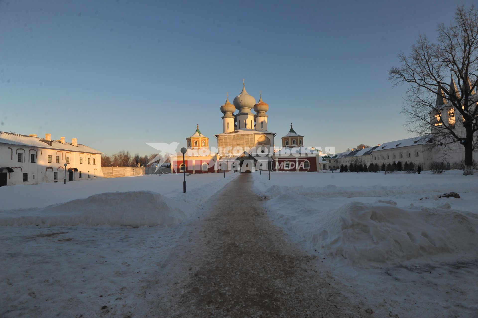 Богородичный Успенский мужской монастырь. Тихвин. Ленинградская область. 30 января 2012 года.