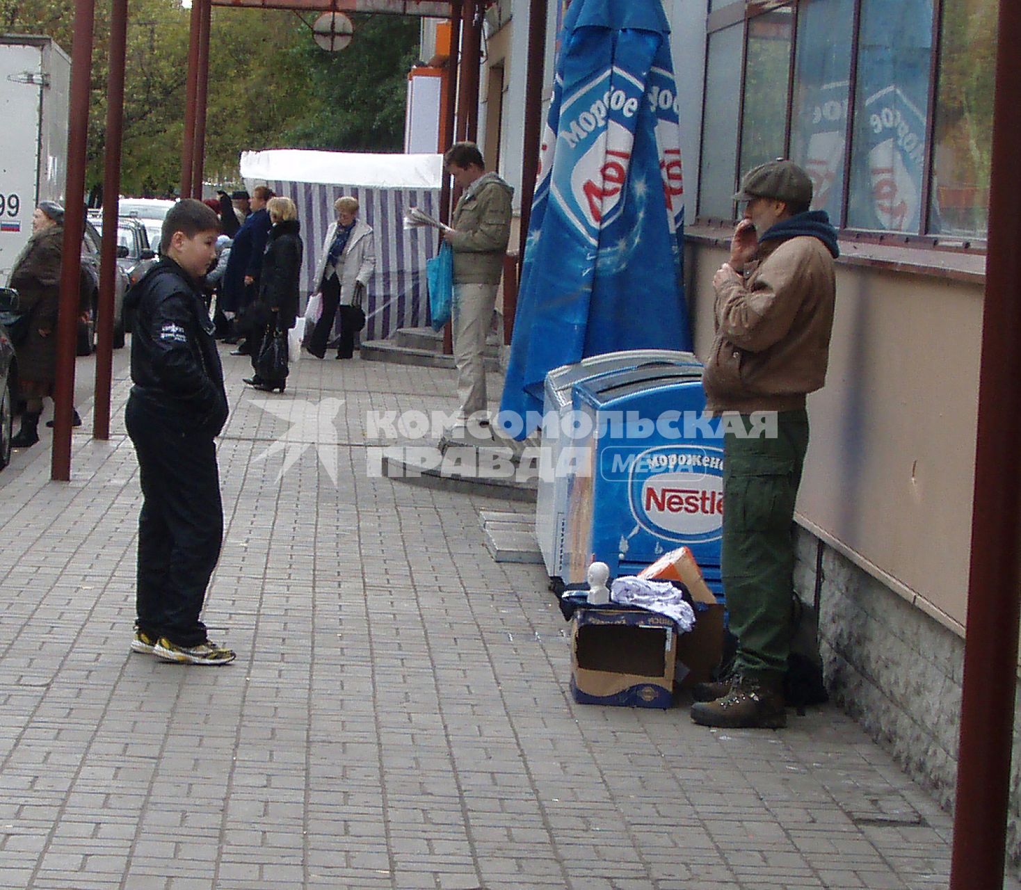 Уличная торговля с рук. Москва. 07 октября 2009 года.