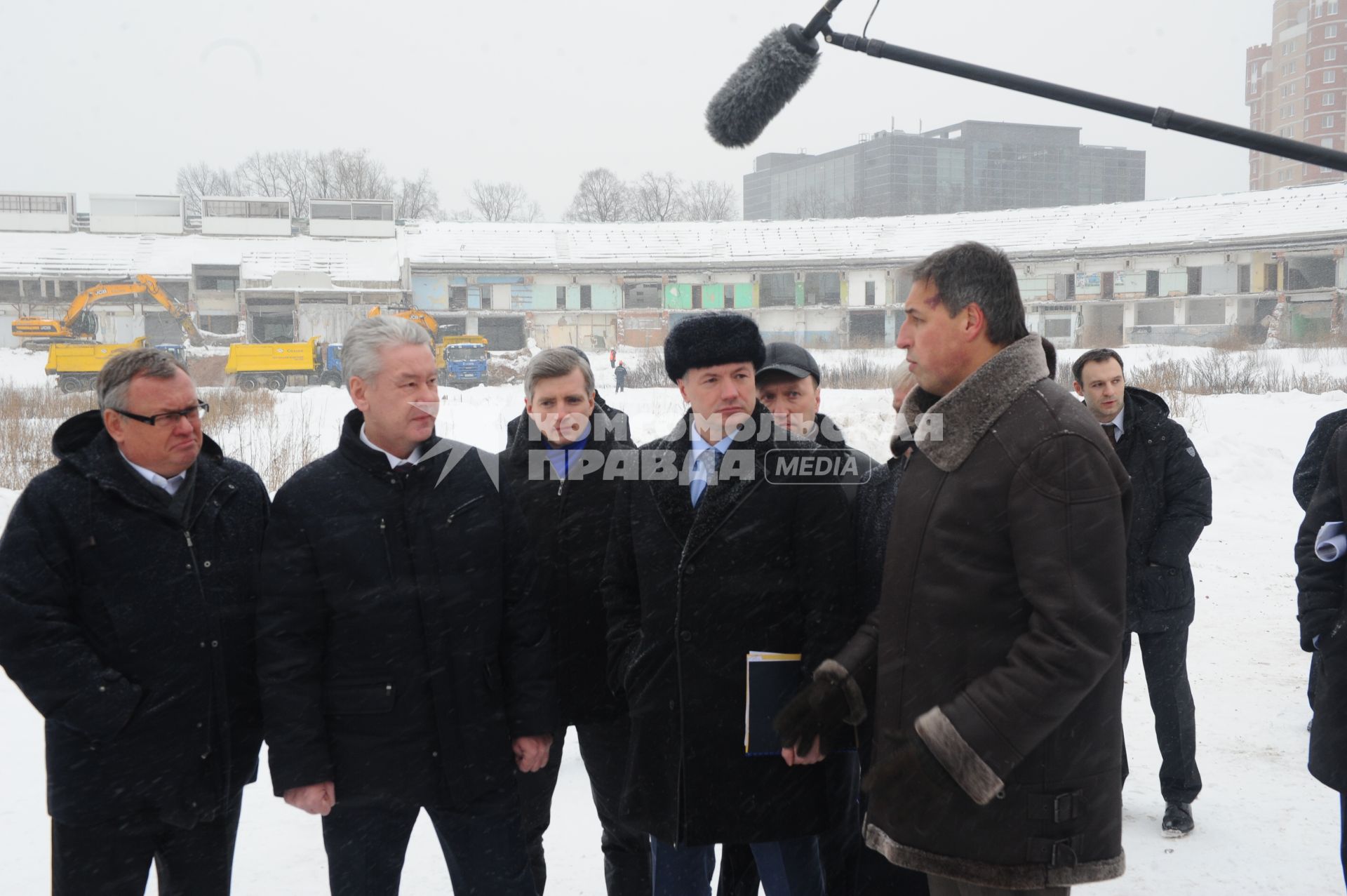 Мэр Москвы Сергей Собянин (в центре) проинспектировал ход реконструкции стадиона ДИНАМО. 02 февраля 2012 года.