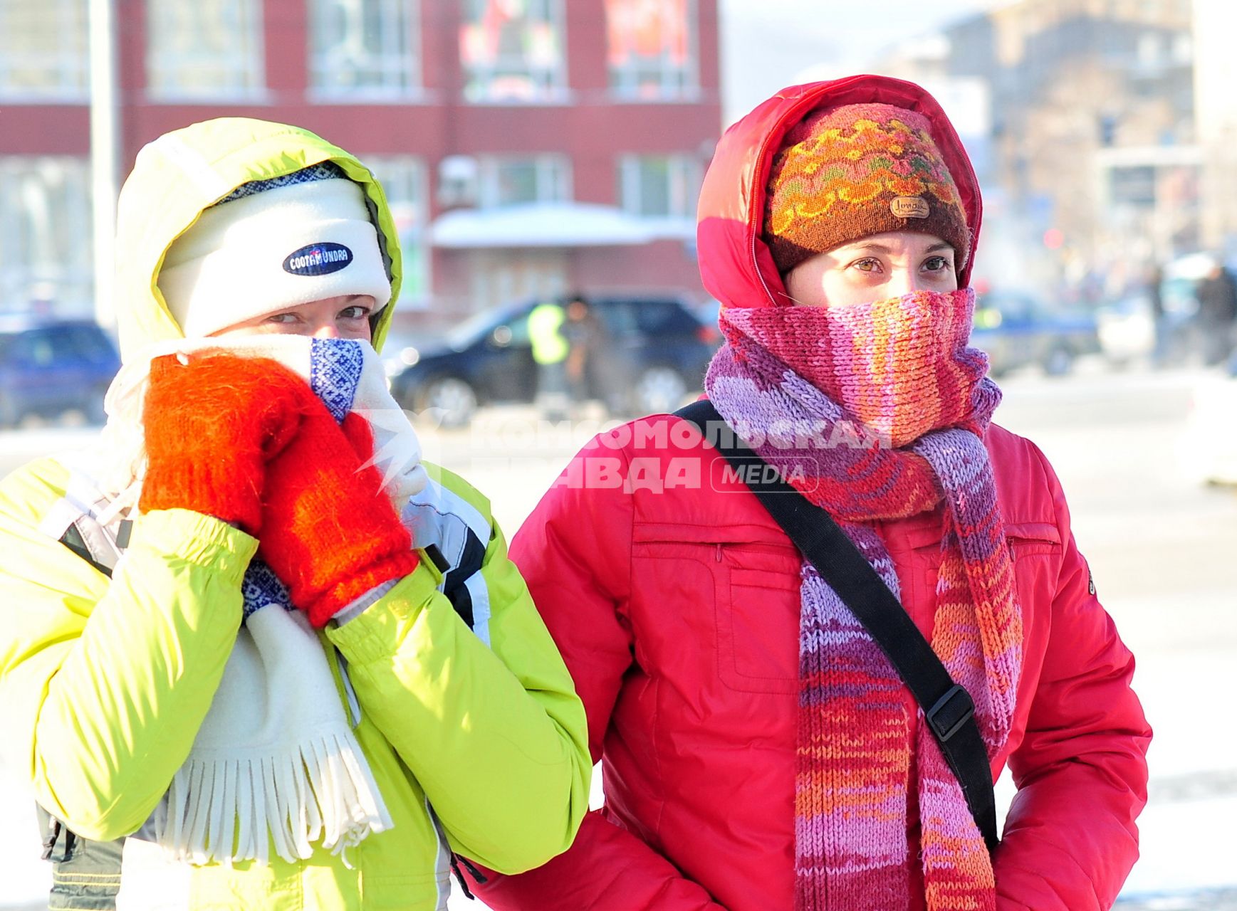 В Новосибирск пришли 30-градусные морозы. Девушки стоят на морозе  закутавшись в шарфы.