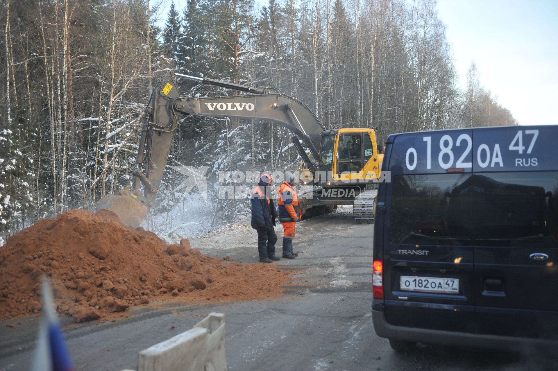 Дорожные работы на шоссе. На снимке: экскаватор Volvo.