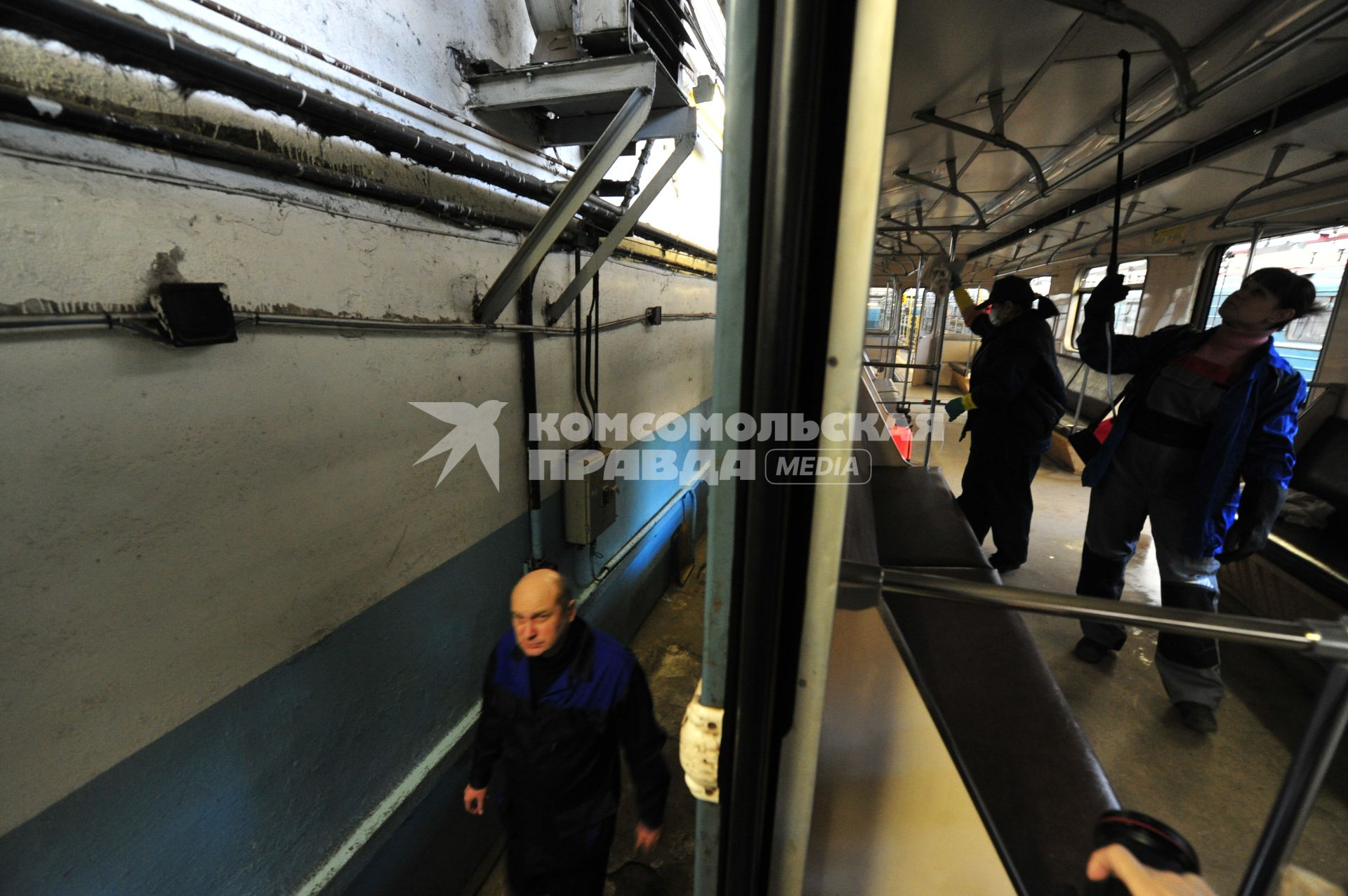 Электродепо метрополитена. Дезинфекция вагонов электропоезда метро. Санитарная обработка.